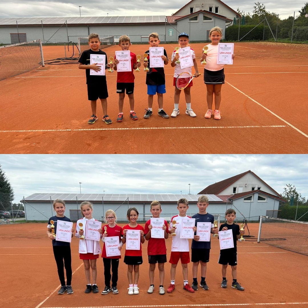 🎾 Erfolgreiches Wochenende für den TC Dettingen! 🎾
Bei den Kleinfeld-Stadtmeisterschaften 2025 bei TC Nordstetten waren über 40 Kinder am Start – und unser Nachwuchs hat groß abgeräumt! 🏆✨
🏅 Stadtmeister:
U8: Max Ewald
U9: Sophie Trunte
🥈 2. Plätze:
U10: Jacob Rank
U10: Louisa Springmann
U9: Lennart Nafz
🥉 3. Platz:
U10: Linell Beckenbach
Wir sind mega stolz auf euch – weiter so! 💪💛❤️
Unter der Woche fand auf unserer Anlage noch die Kinderolympiade statt. 🤸♂️✨
12 Kinder aus der Ballschule meisterten sechs lustige Geschicklichkeitsstationen und bastelten gemeinsam mit unserer U10-Jugendkoordinatorin Melanie Rank ihre ganz persönlichen Medaillen. 🥇🎨
Eine Woche voller Freude, Teamgeist und sportlicher Erfolge – genauso, wie Tennis sein soll! 💛🎾❤️
#TCDettingen #Tennisliebe #Jugendförderung #Stadtmeisterschaften #Kinderolympiade