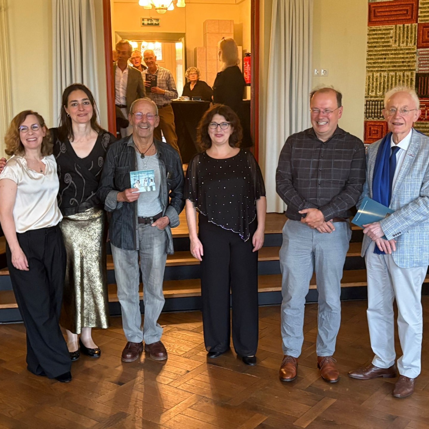 đ The campaign is finished â and đđ€đ©đ°đŠđŽ đ°đ§ đđ¶đ„đąđ±đŠđŽđ” is officially out! đżđ»
Now our crowdfunding journey has come to a close, we just want to say: đđĄđđ§đ€ đČđšđź! Your support has meant the world to us, and has made it possible to bring this special project to life. đ
The album is now available on all streaming platforms, and the CD was released yesterday in the Netherlands! We marked the occasion with our first concert at the historic Huis Wylerberg near Nijmegen â a place where all three composers visited or lived in the 1920s. A perfect setting to launch đđ€đ©đ°đŠđŽ đ°đ§ đđ¶đ„đąđ±đŠđŽđ” into the world!
Many thanks to Ton Gijsbers and Joop Leijendeckers of the Zoltån Székely Foundation for inviting us to launch our CD release tour there, and for their wonderful organisation. Thank you also to Prof. Joost Rosendaal for hosting a fascinating Q&A session to start the second half of the concert, and a very special thank you to Arthur and Natascha Frid, the son and granddaughter of Géza Frid, for joining us on this special day.
đ¶ Next up: our two CD release concerts with presenter Lex Bohlmeijer. Weâd love to see you there!
đ đđđ đ đđđ â đđ:đđ | Paleiskerk, The Hague
đ đđźđ§ đđ đđđ â đđ:đđ | Uilenburgersjoel, Amsterdam
đ Ticket links in bio!
Weâll be signing CDs afterwards - come say hello and join us for a celebratory drink! đ
@cobrarecords_official
#echoesofbudapest #stringtrio #cdrelease #chambermusic #hungariancomposers #newalbum