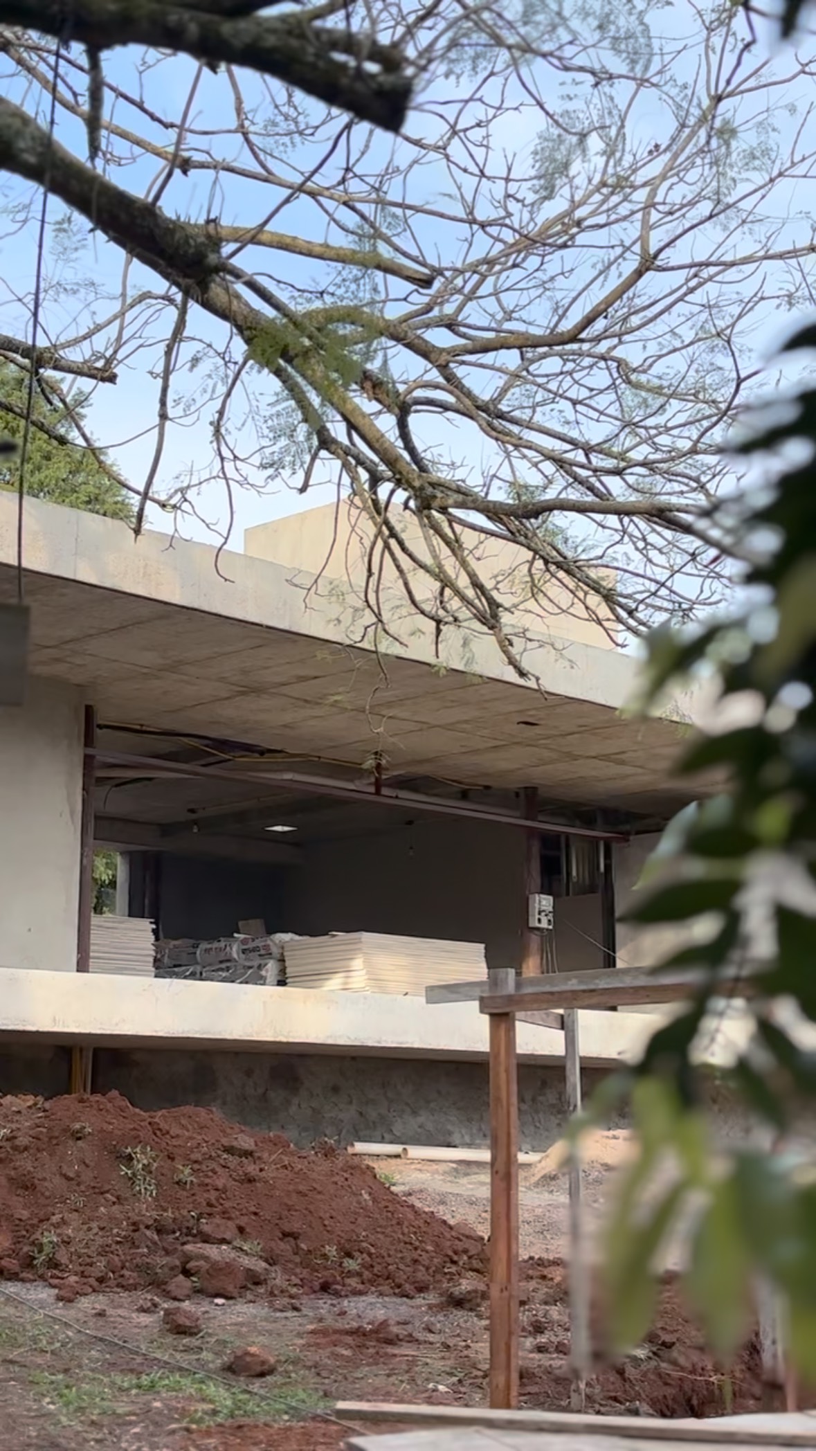 Casa da Saudade em construção, por @galeria_733.
#houses #casas #architecture #casasmodernas #concrete #plantalivre #brazilianarchitect #contemporaryhome #galeria733
____________________________________________
✉ contato@galeria733.com.br
GALERIA 733