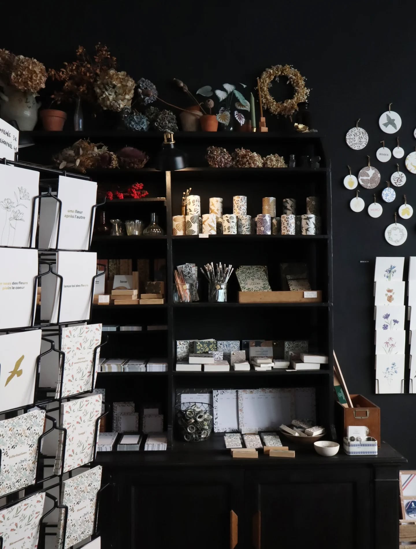 Le nouveau meuble de la boutique ! C'est Aurélie qui vous accueille demain. Bon week-end !
.
.
.
#poussieredesrues #serigraphie #lyon #côté Croix-Rousse #shop #