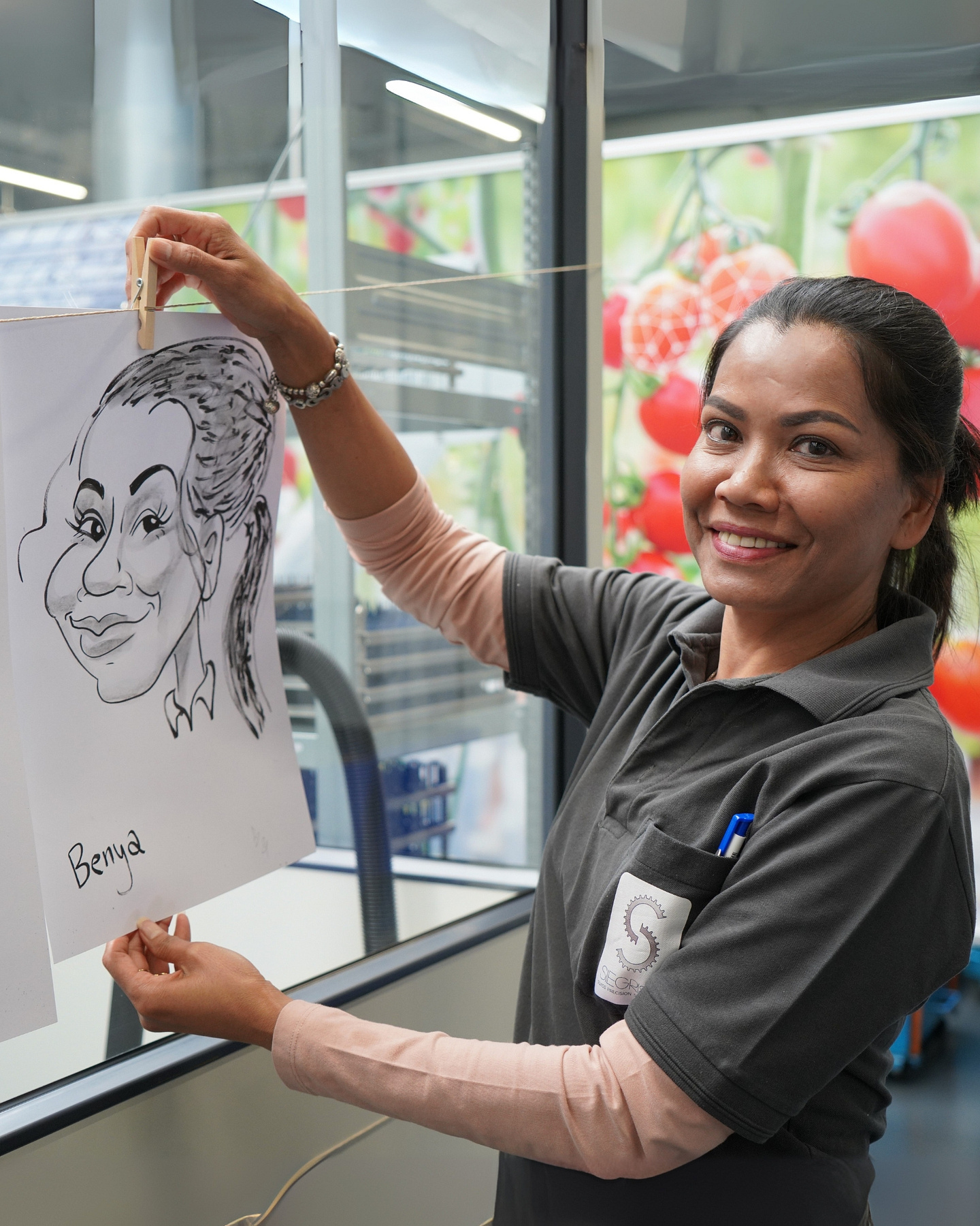 ONE MONTH ONE PORTRAIT 🎨
Entdecken Sie diesen Monat das Porträt von Benya. Seit 4 Jahren bereichert sie unser Taillage-Team – mit viel Präzision, Geduld und einem sicheren Auge fürs Detail.
Discover this month's portrait of Benya. For the past 4 years, she has enriched our taillage team – with great precision, patience, and a sharp eye for detail.
#wsiegristag #team #karikatur