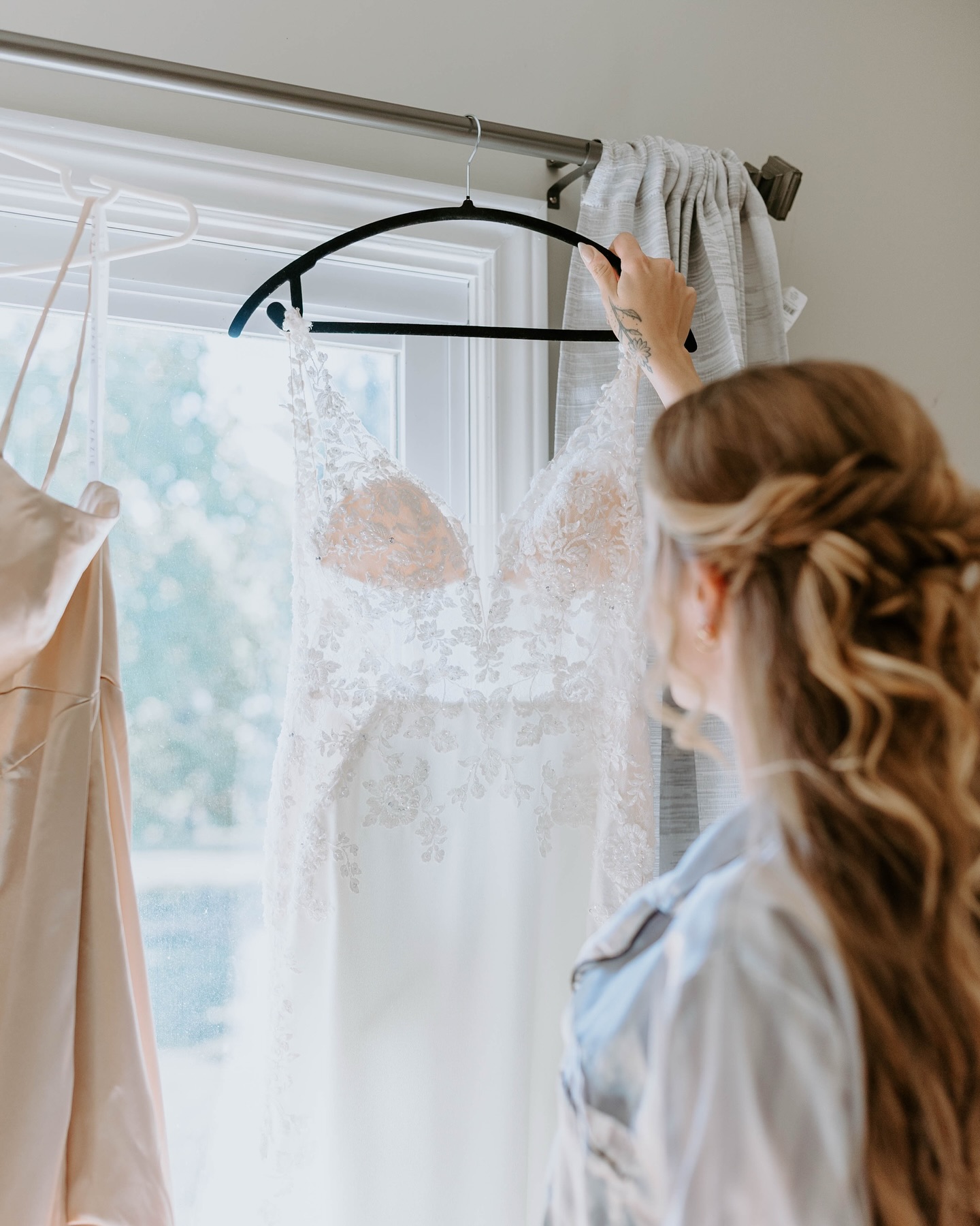 From the quiet anticipation of getting ready, to the perfect golden-hour kiss that sealed their forever. Laughter and tears echoed in the barn as speeches were spoken and Lynds and Kevin’s wedding came to an end. Congratulations to you two and your love story 🤍.