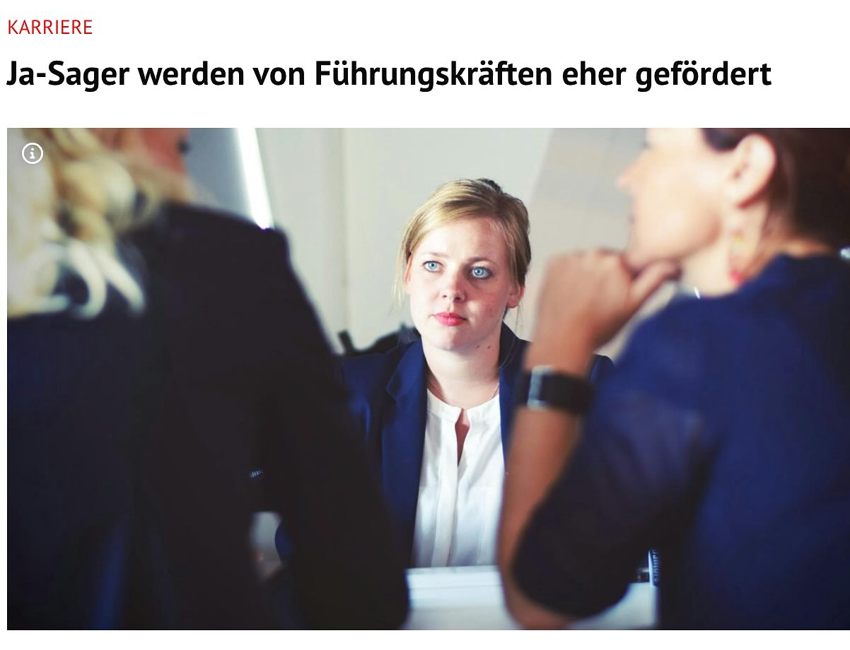 „𝐉𝐚-𝐒𝐚𝐠𝐞𝐫 𝐦𝐚𝐜𝐡𝐞𝐧 𝐥𝐞𝐢𝐜𝐡𝐭𝐞𝐫 𝐊𝐚𝐫𝐫𝐢𝐞𝐫𝐞…“
Führungskräfte gehören in sehr vielen Fällen zu einer verunsicherten Spezies. Nicht wenige – ich bezeichne sie als „Rettungsring-Führungskräfte“ – konzentrieren sich vor allem darauf, im daily business nicht unterzugehen und sich irgendwie über Wasser zu halten. Voraussetzungen für eine gute, performante Führung sind das nicht. Aber wohl ein wesentlicher Grund für die Ergebnisse zweier Studien zu „Führung und Teamentwicklung“, die in den USA und China durchgeführt wurden:
Konforme Mitarbeiter:innen werden leichter von ihren Führungskräften promotet als kritische und hinterfragende Mitarbeiter:innen. Wer also mehr „ja“ sagt, kann punkten. Wer anderes einbringt, eher weniger. Dabei wissen wir, dass die optimalen Entwicklungen und Lösungen durch heterogene Diskussions- und Entwicklungsprozesse erarbeitet werden. Einheitsbrei und defensive Entwicklungspfade sind die Folge.
𝐖𝐚𝐬 𝐭𝐮𝐧?
📌 Unterstützen wir unsere Führungscrew dabei, sich persönlich weiterentwickeln zu können. Hier als Organisation zu sparen, macht sich nicht bezahlt!
📌 Fördern wir eine Fehlerkultur, die Misserfolge zulässt – um daraus lernen zu können.
📌 Versachlichen wir Führung durch klare Ziele. Messbarkeit schafft Transparenz und Performance.
Und die Mitarbeiter:innen?
📌 Seien Sie kritisch, aber bringen Sie gleichzeitig Lösungsansätze und Supportmöglichkeiten ein. Das macht Sinn – zeigen übrigens beide Studien! Denn das ist ein Verhalten, das Führungskräfte nicht als „bedrohend“ wahrnehmen.
Studien: Bradley Kirkman von der North Carolina State University