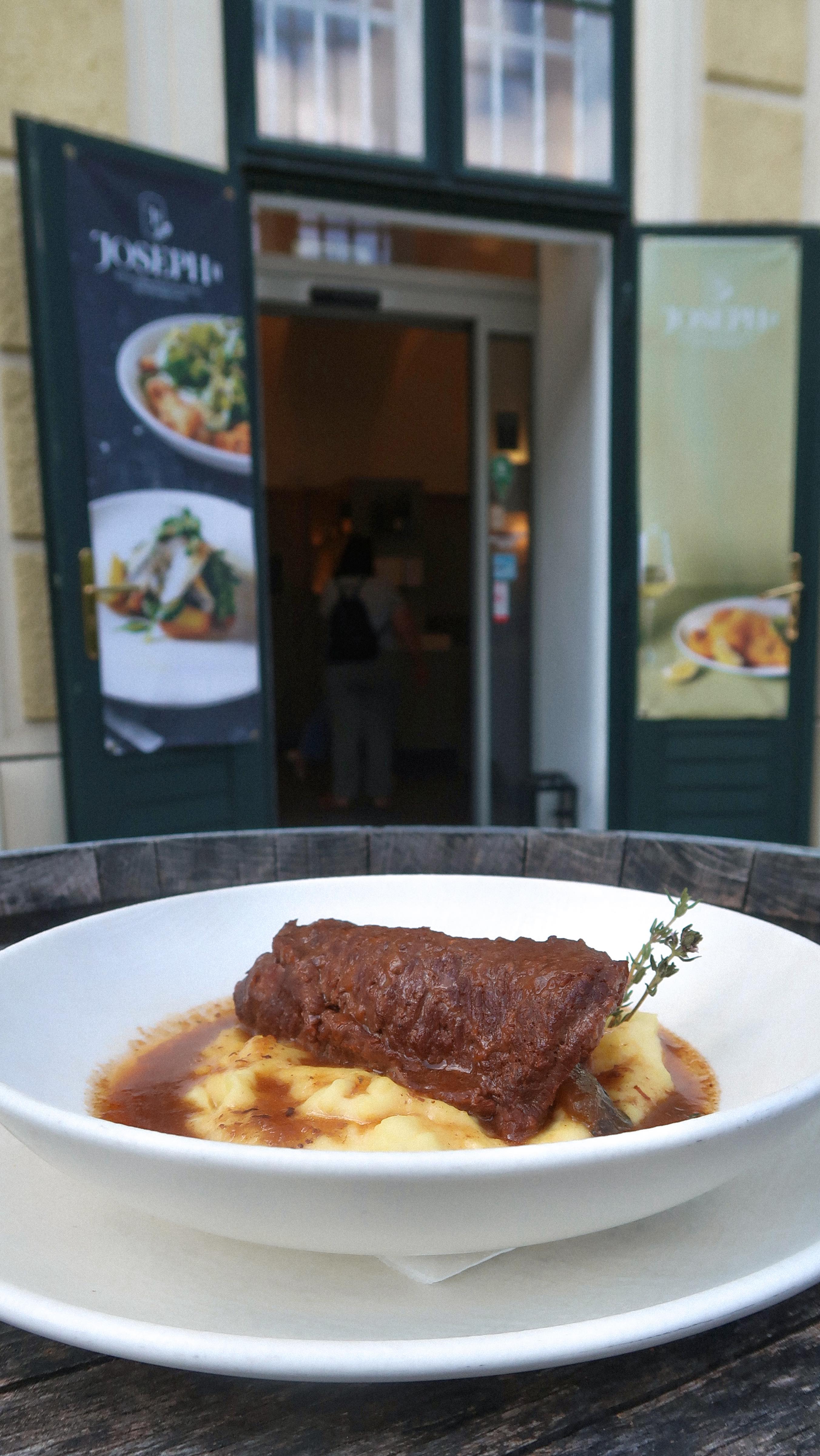 Andis Tipp für heute in der Fruchtknödel-Saison: Wasser fürs Knödelkochen nicht nur salzen – ein Schluck Rum und etwas Zucker, dann bleibt mehr Geschmack im Knödel. Viel Spaß beim Kochen! 👨🍳🍑🍇
#SchlossSchönbrunn #Vienna #VisitVienna #VisitSchlossSchönbrunn #kochen
#Joseph2 #Kochtipps #Restaurant #RestaurantWien #Wien #Vienna #FoodGuideVienna #Foodguide #WienerKüche