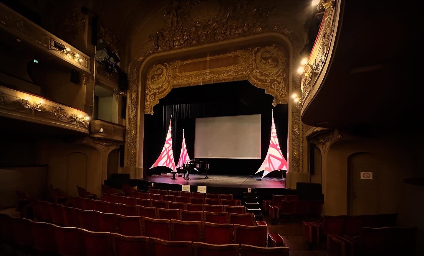 Un petit tour à Bleau pour les #journeesdupatrimoine
Visite du théâtre municipal, un tour à la @mediathequedefontainebleau bien sûr et profiter du château, intérieur et extérieur
Avec le soleil en plus !!! Et un #flashinvader
@fontainebleau_tourisme #villedefontainebleau @villedefontainebleau @tmf_villedefontainebleau @chateaudefontainebleaumx