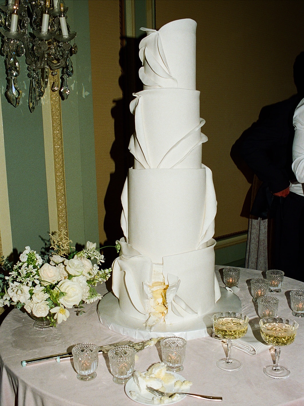 When the wedding cake is a showstopper: layers or sweetness, style, and a whole lot of love stacked high- you know it’s an epic party! 🍰🥂🍰
@michellealexandraphoto
@leilanidonnanevents