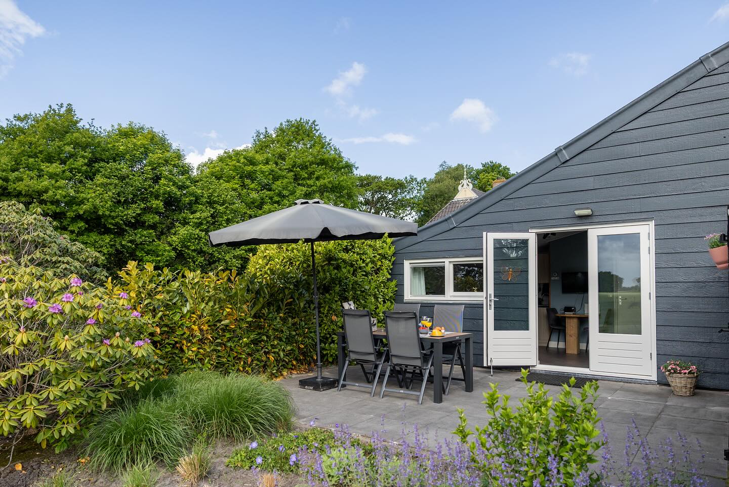 🌿 In de spotlight: B&B De Lindevallei 🌿
Hiermee begon mijn droom… Een knusse, kleine ruimte, met liefde ingericht en van alle gemakken voorzien.
Perfect voor twee reizigers die op zoek zijn naar rust, comfort én een vleugje plattelandsgeluk. Niet voor niets een publieksfavoriet! 🧡
’s Ochtends wacht er een heerlijk ontbijt op je, vol streekproducten recht van de boerderij en winkel van mijn ouders. Verser dan vers! 🥐🍓🧀
Kom onthaasten in De Lindevallei.
#delindevallei #bedandbreakfast #streekproducten #bbnederland #bnbvakantie #platteland #slowtravel #ontbijtje