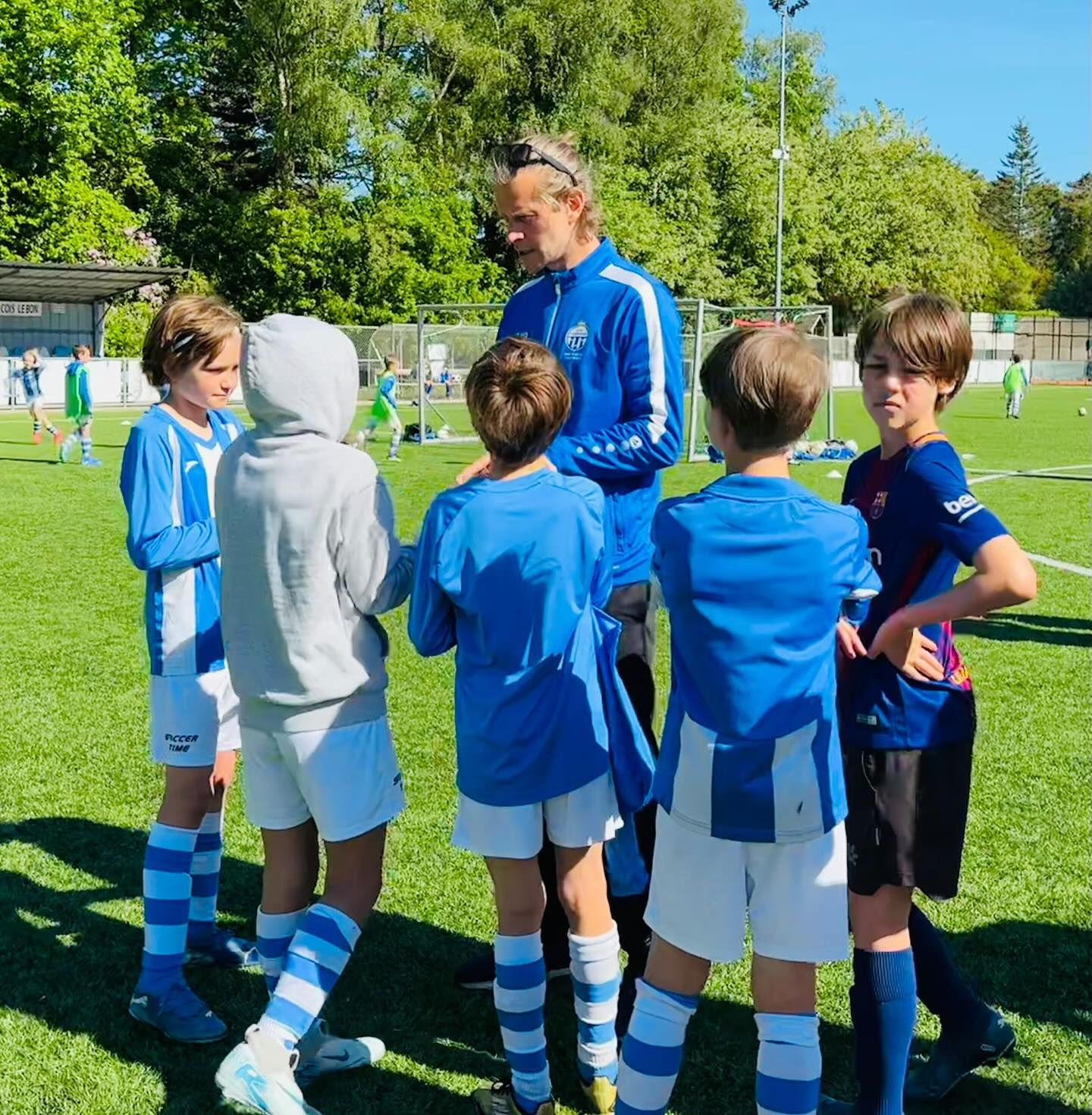 Nieuw seizoen, nieuwe outfit! De jaarlijkse pasdag komt er weer aan!!
Steek je topper in het nieuw zodat hij weer kan stralen op en rond het voetbalveld!
📆 Woensdag 1 oktober van 15h30 tot 18h30
Laat al deze knapperds nog meer blinken van trotsheid om deel uit te maken van de beste ploeg van Schoten, en verre omstreken!
.
.
#clubkoningshof #waarjealtijdthuisspeelt #nieuwseizoen #pasdag #clubkleding #nieuweoutfit #kids #voetbal