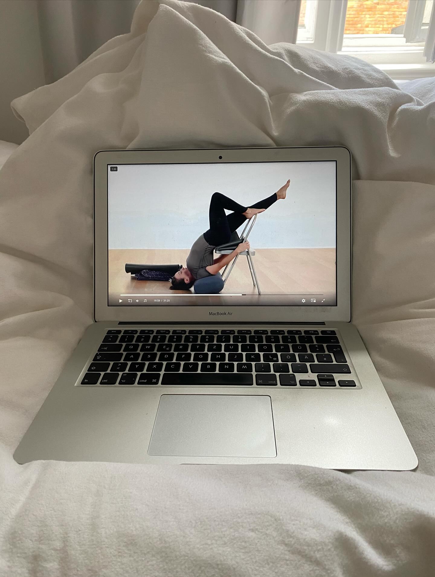 Lately 💨☁️🪼
slide 1: Online Iyengar Restorative Stunde @yogaglo
slide 2: Ausschnitt aus der Sequenz (Geschwindigkeit x10)
slide 3: hier wollte ich nicht mehr aufstehen
slide 4: speichert es euch ab! @feminist
📅📅📅
SO 09:30 morning flow (alignment orientierte Hatha/Vinyasa Stunde) @yogibar.studios Friedrichshain
Im Oktober vertrete ich viele Stunden @yogafutura
RESTORATIVE YOGA WEITERBILDUNG
14.11.25 bis 16.11.25
Berlin
➡️ Link in der bio
#restorativeyoga#berlinyoga