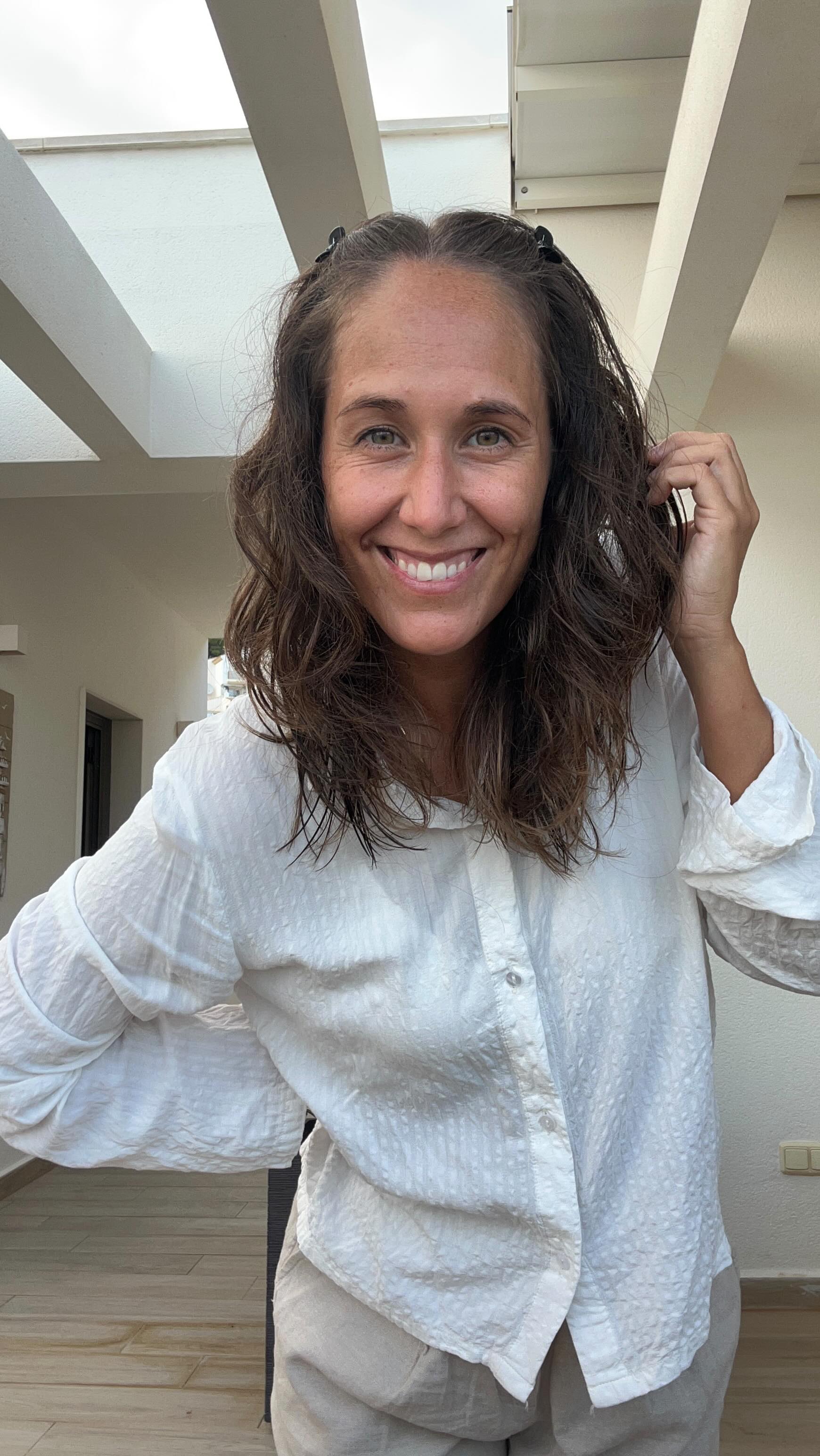 ✨ DON’T DIM OUR LIGHT ✨
Jag har haft en tid nu där jag tvivlat på mig själv och på det jag gör. Att jag inte gör tillräckligt eller är tillräckligt bra för att nå dit jag vill.
Vem är jag att skapa egna yogamattor som andra faktiskt vill köpa? Vem är jag att sätta ihop en onlinekurs för alla som är intresserade av lymfa OCH yoga? Rösten i mitt huvud säger ibland att jag borde gå tillbaka till det jag var innan.
MEN – det finns ingen väg tillbaka. Inte nu längre. Jag känner en längtan och en stark visshet om att jag är på precis rätt väg. Och då tänker jag inte låta dessa stunder av tvivel stoppa mig.
Känner du igen dig? Går du med samma tankar?
✨ DON’T LET IT DIM YOUR LIGHT, DARLING✨
Du vet exakt vart du ska och vad du har att ge denna värld. Det är inte dags att stå kvar i kulisserna – det är dags att kliva ut på scen och göra din grej.
Låt oss lova oss själva det, okej? 🫶🏼
#dontdimyourlight #aikitastudio #yogajourney #selfdoubt #believeinyourself #yogalife #yogacommunity #lymfyoga #energyflow #souljourney #yogaflow #shineyourlight #selflove #mindfulmoments #trusttheprocess ✨