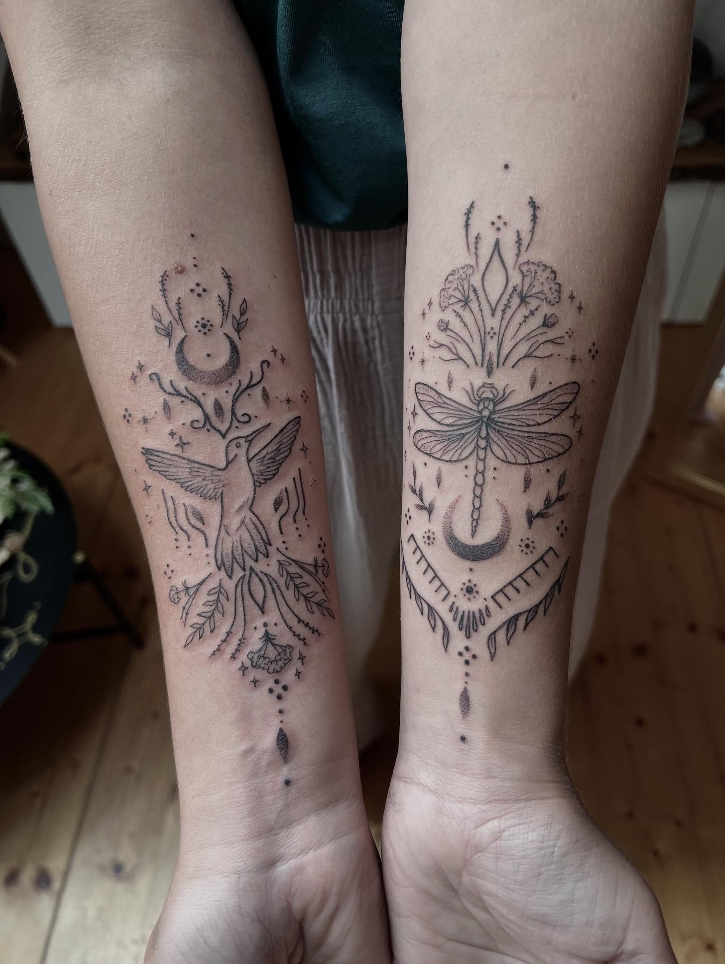 Tetování zachycující dualitu vzduchu a země, letu a zakořenění. Na levé paži kolibřík vzlétající k měsíci - symbol lehkosti, radosti a schopnosti pohybovat se mezi světy. Jeho energie stoupá vzhůru, přináší rychlost myšlenky a spojení s nebesy.
Na pravé paži vážka spočívající nad půlměsícem - průvodkyně transformací, která létá, ale zůstává blíže zemi. Symbolizuje adaptabilitu, vhled a schopnost vidět pod povrch iluzí. Květinové motivy posilují spojení s přírodními cykly a nový začátek.
Umístění na předloktích, kde se setkávají jin a jang meridiány, vytváří energetickou rovnováhu. Tato tetování nejen zdobí, ale také harmonizují protiklady - nebeské a zemské, pohyb a klid, svobodu a stabilitu.
Děkuju, že můžu být u toho.
#vedometetovani