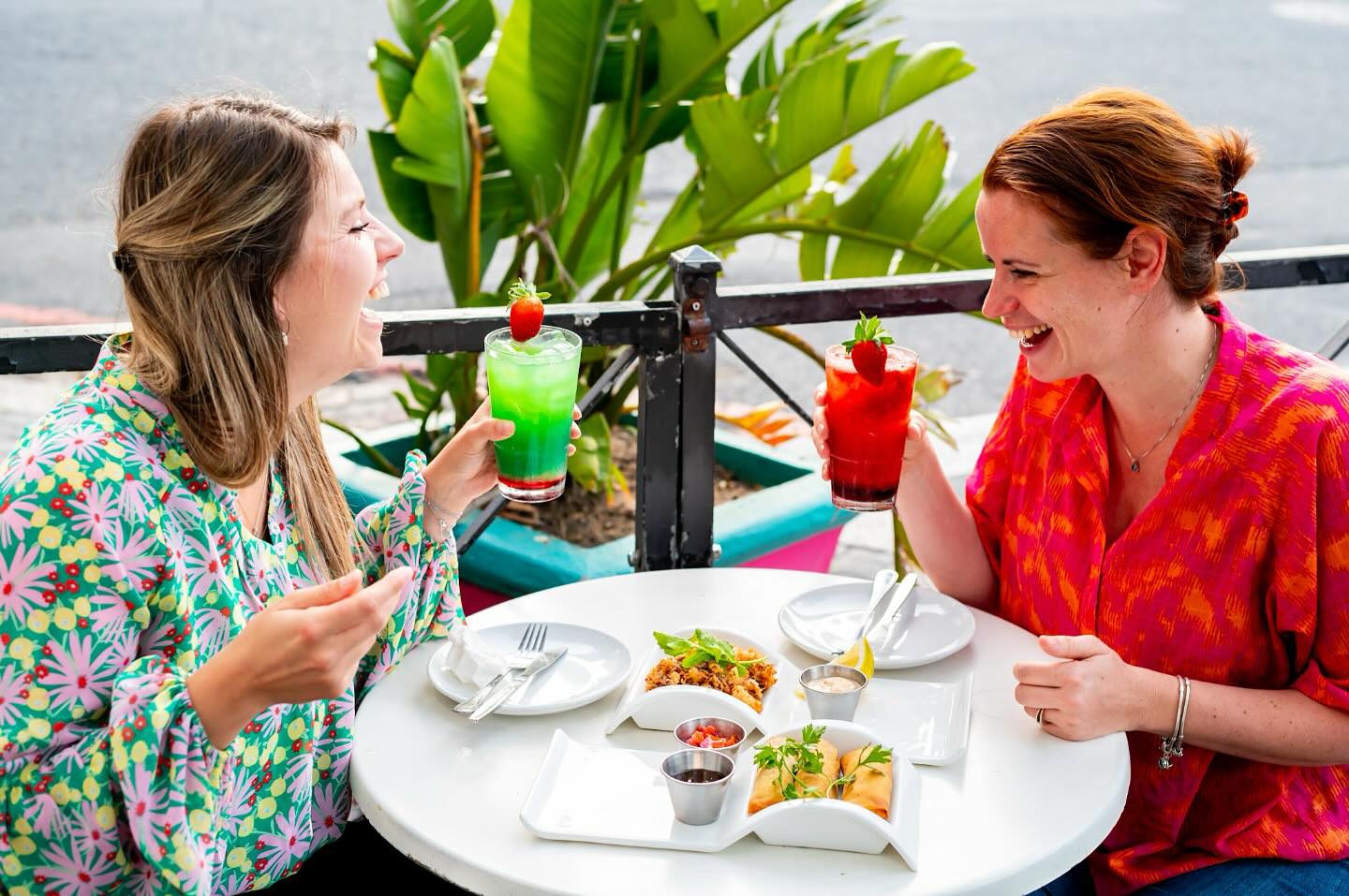 🇿🇦 Wist je dat:
Wij niet alleen de gezichten achter Ja! Afrika Travel zijn, maar ook goede vriendinnen. Plezier staat bij ons altijd centraal – of dat nu tijdens het plannen van jullie droomreis is of tijdens een culinaire ontdekkingsreis in Kaapstad 🍹🥘.
Kaapstad is écht een stad waar je heerlijk kunt eten en proeven van allerlei smaken – een perfecte stop voor de culinaire liefhebber. Wat was jouw persoonlijke favoriet in onze geliefde stad? ⛰️
#jaafrikatravel #maatwerkreizen #kaapstad #zuidafrika #culinairereis #vriendschap #droomreis