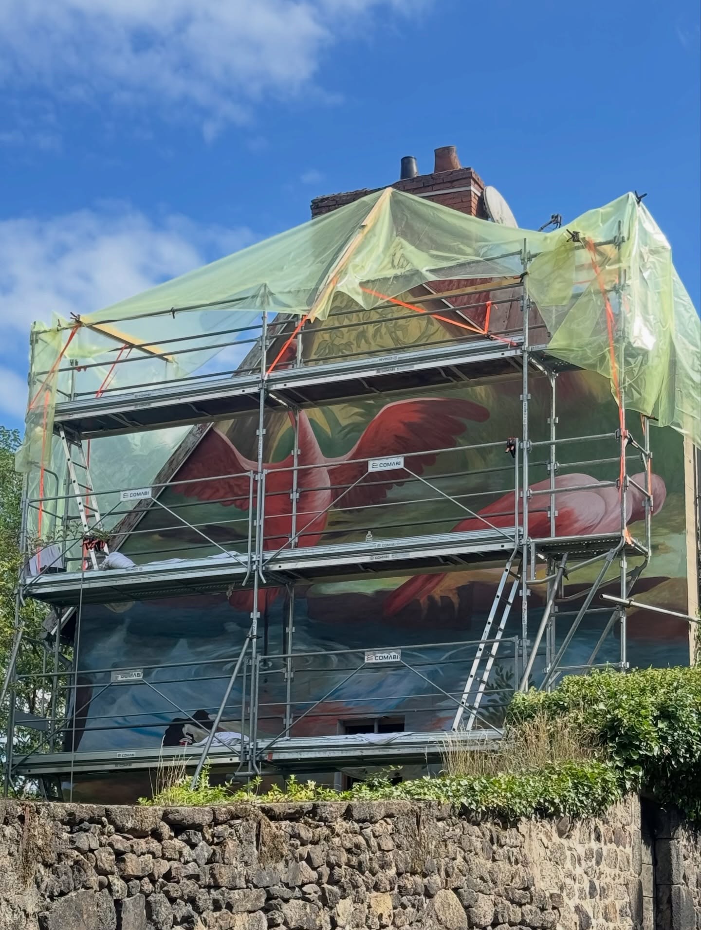 Les tous derniers coups de pinceau avant le démontage de l’échafaudage ✨
#Fresque #Aubusson #Art #dedansdehors #LesFresquesSauvages #JDP2025