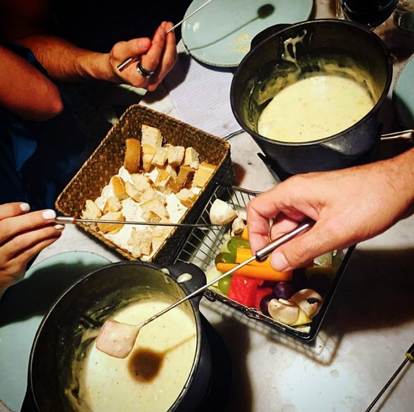 Avui fa dia de fondue de formatge, un bon vi i bona companyia per dinar 👌🏻
