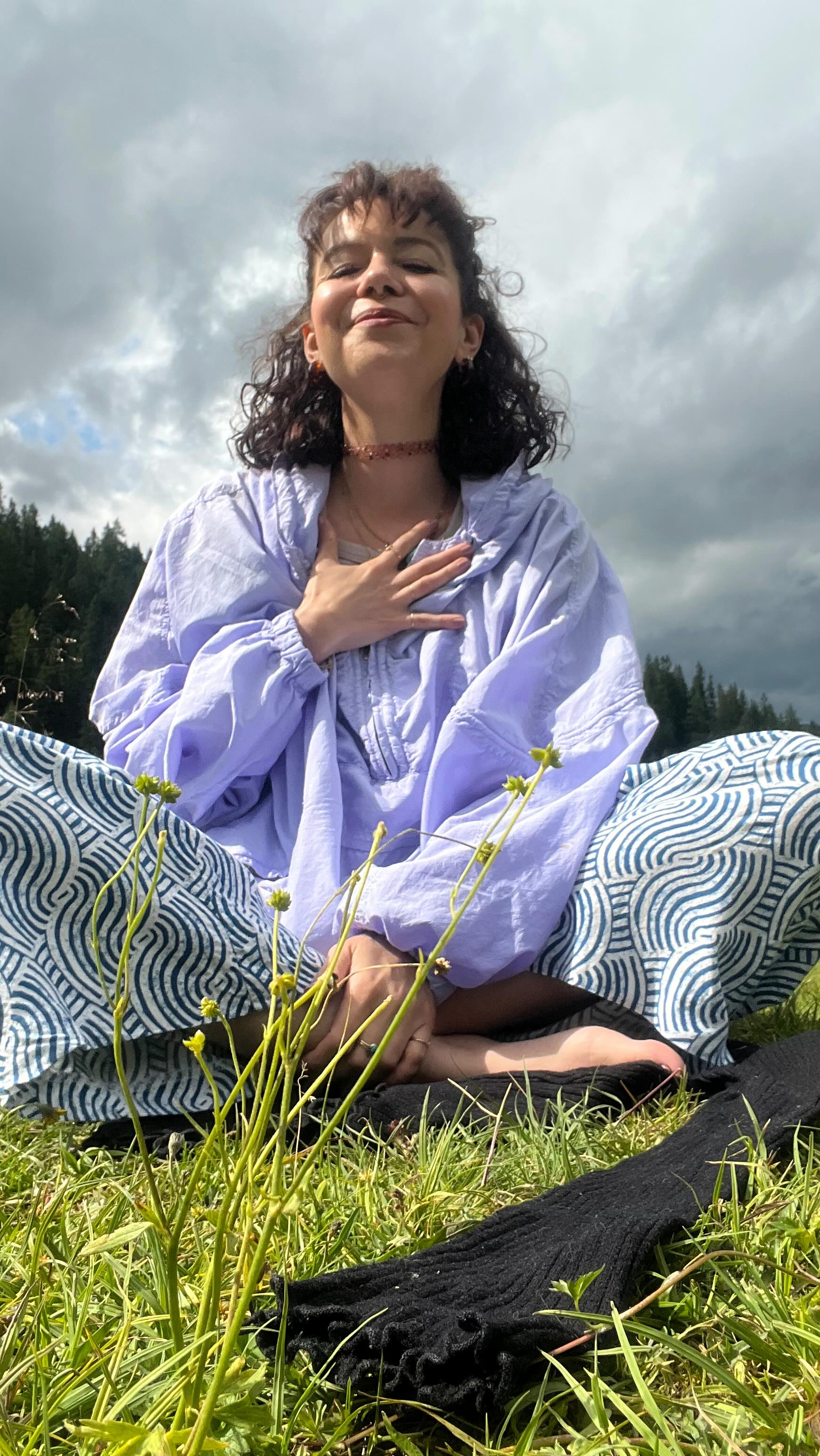 Das hätte ich gerne viel viel früher gewusst ⤵️
Es ging niemals um meine Symptome. Um meine Migräne, meine Panikattacken und depressiven Phasen.
All dies war Ausdruck von jahrelanger Unterdrückung und Abspaltung von mir selbst.
Weil ich nie gelernt habe, all die Reize, die ich als feinfühliger, sensibler Mensch aufnehme, richtig zu filtern und wieder loszulassen. Weil ich nie gelernt habe, wie fühlen geht. Weil ich so lange geglaubt hab, abgestumpft und gefühlskalt zu sein, dabei war der Zugang zu meinen Empfindungen einfach überschüttet und zu. Weils so lange zu viel war für mein System. Und mein System langsam aber deutlich zeigte: nö, det is mir zu viel. Das kann ich nicht länger aus-halten.
Ich dachte lange, ich wäre überhaupt kein körperlicher Typ Mensch. Dass mir das mit dem Fühlen und in den Körper spüren einfach nicht liegt und ich lieber alles mit dem Verstand löse. Hab’s eher als lachhaft abgewunken.
Und dann saß ich in einer Ausbildung und es ging darum, im Körper Dankbarkeit zu erfahren.
Mein Kopf war so hä? 🧠
Und mein Körper war so WOW 🤯🤩
Und plötzlich war der Zugang zu meinem Körper wieder da. Immer öfter. Immer präsenter.
Und dann, ganz plötzlich fügte sich eins nach dem anderen. Meine Panikattacken verschwanden. Meine Migräne auch. Meine Lebensfreude kam zurück. Und damit einhergehend eine Abneigung gegen Alkohol und mich zu betäuben. Weil ich mich nicht nur wieder spüren konnte, sondern endlich auch wollte 🥺
This was kind of magic ✨
Vielleicht auch einfach Neurobiologie 🤓
Unser Gehirn ist neuroplastisch und in der Lage sich neu zu formen. Es muss also kein Schicksal bleiben, nicht mehr fühlen zu können und sich abgespalten von sich selbst zu fühlen.
But please: lieb, achtsam & sanft.
Es ist deine Reise. Du bestimmst das Tempo 💖
Alles Liebe, E
NERVENSYSTEM GESUNDHEIT
PRÄSENZ
MENTAL HEALTH
HIGH SENSITIVE
#embodiment#nervensystemheilung#emotionalrelease#achtsamkeit#empowerment#hochsensibilität#selfcare#mentalegesundheit