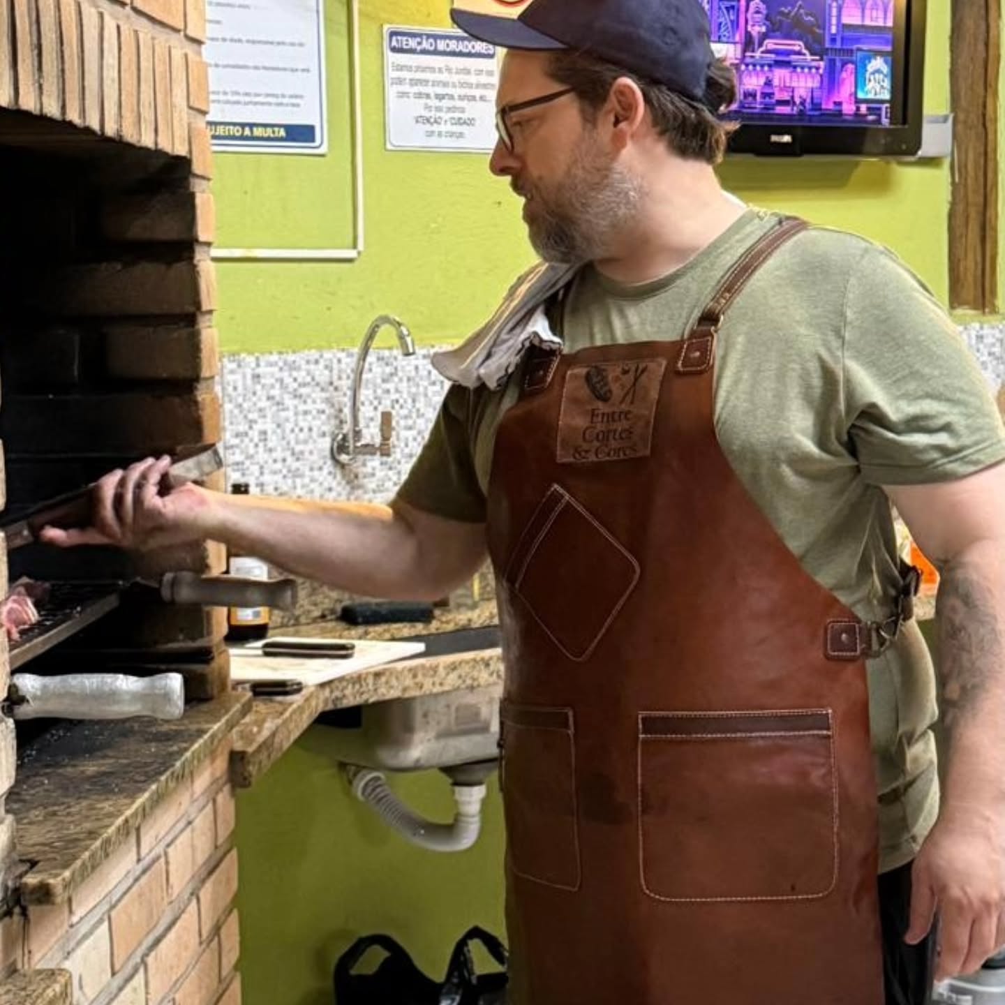 Amigos, boa conversa e churrasco inclusivo!
No último evento que tive o prazer de preparar, ouvi uma das melhores frases que um churrasqueiro pode receber:
“Esse legume tá melhor que picanha!” 🫑🔥🥩
E é isso que move o Entre Cortes & Cores: mostrar que, no mesmo fogo, tanto os cortes nobres quanto os vegetais ganham vida e sabor.
Carnívoros, vegetarianos, veganos… todos têm lugar à mesa e saem satisfeitos.
Foi uma alegria imensa atender amigos queridos e ver cada convidado se surpreender com a proposta de um churrasco verdadeiramente inclusivo.
👉 Quer levar essa experiência para o seu próximo evento? Me chama no direct ou no WhatsApp!
Agradecimento especial ao fornecedor do avental muito bem feito da @negomaq ! Que produto meu amigo! Parabéns pelo trabalho! Logo comprarei mais...
#EntreCortesECores #ChurrascoInclusivo #ChurrascoArtesanal #CarnesNobres #LegumesNaBrasa #VegetaisNaBrasa #ChurrascoVeg #ChurrascoVegano #ChurrascoLactoVegetariano #ChurrasDeRespeito #AmigosEChurrasco