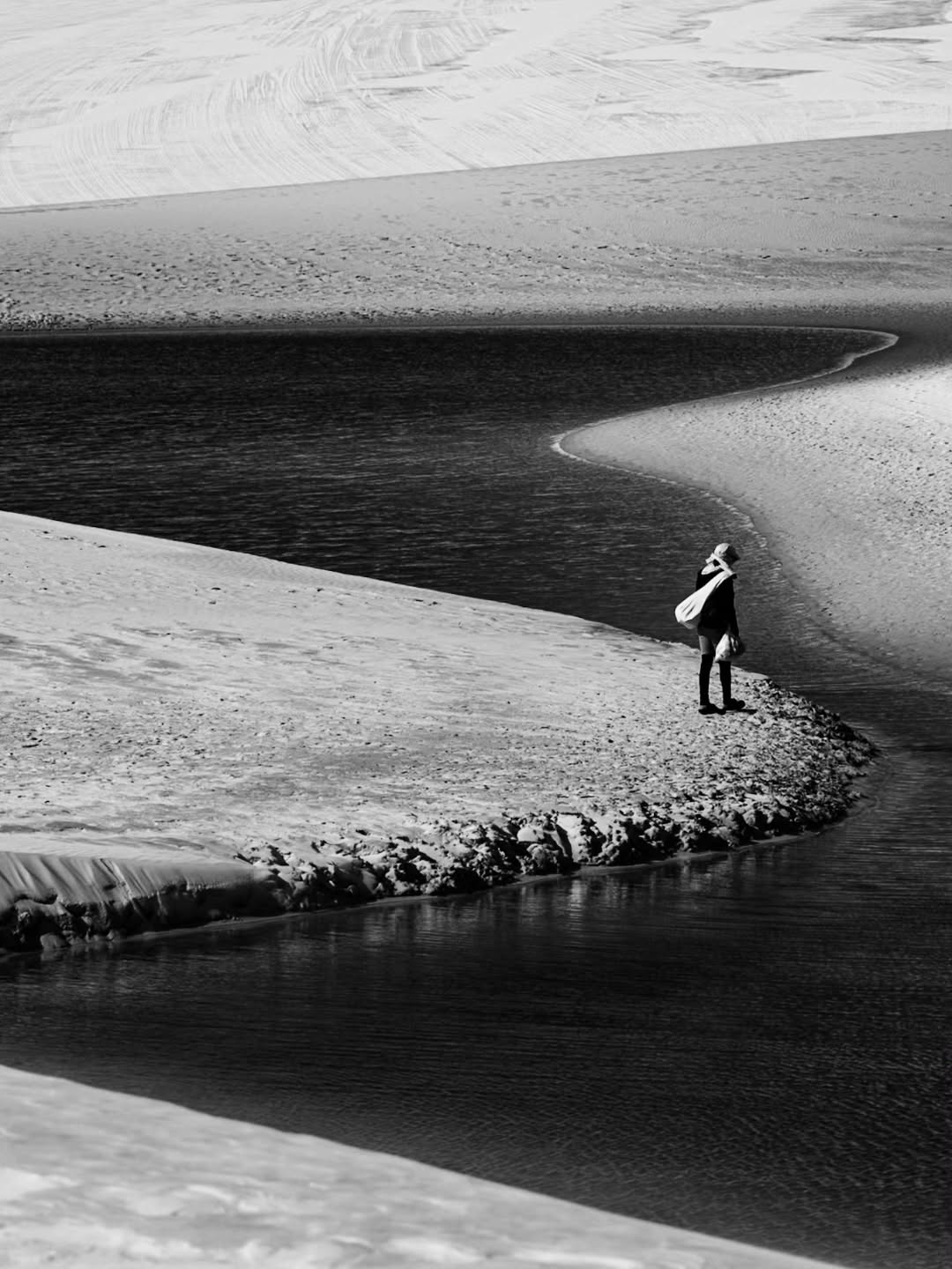 🌊✨ Silêncio que fala.
E você, o que sente vendo essa cena?
#Fotografia #FineArtPhotography #FotoDoDia #Minimalismo #Paisagem #NaturezaPerfeita #Reflexão #Silêncio #InspiraçãoDiária #OlharAtento #AlmaLivre