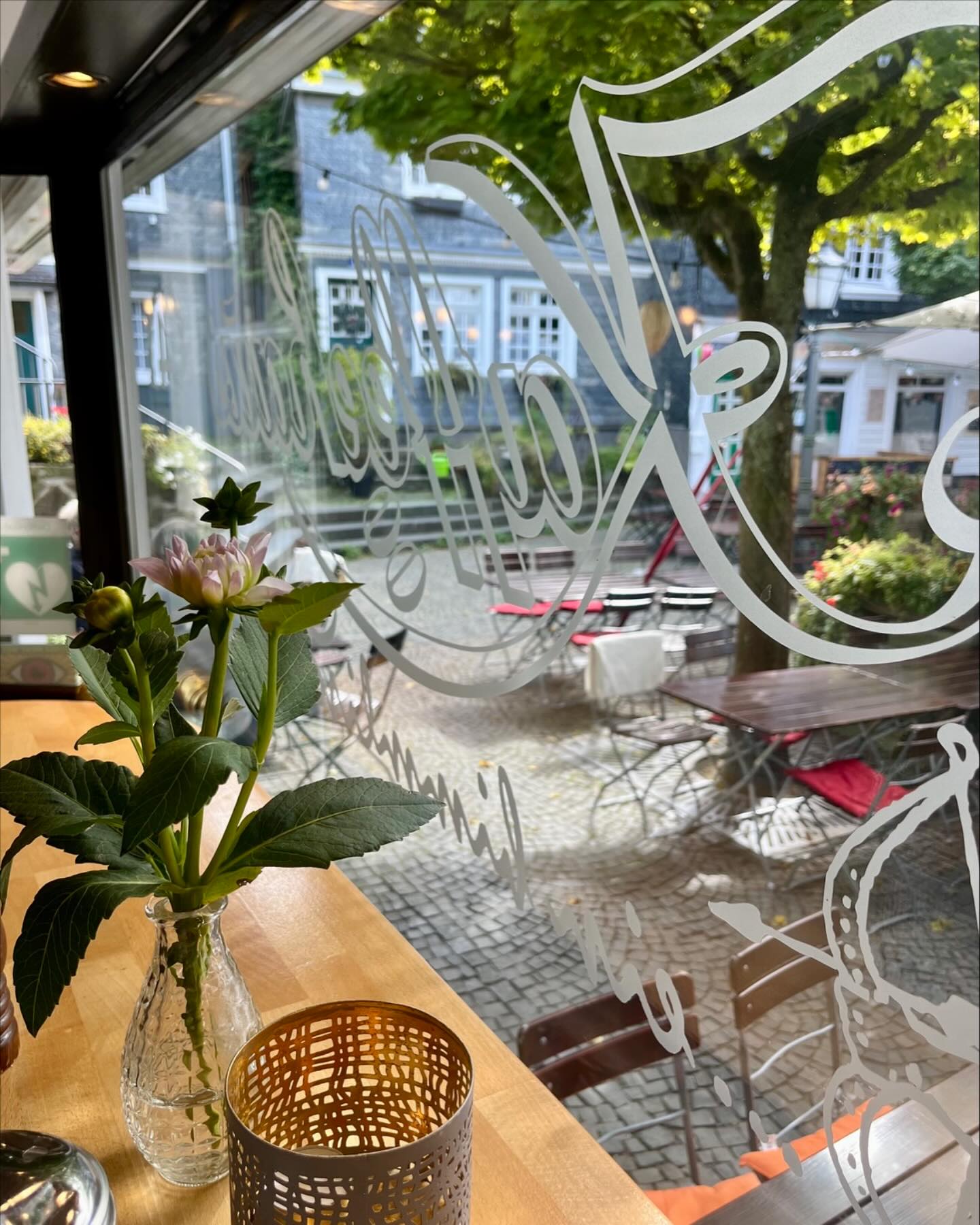 Wir genießen die letzen Sonnenstrahlen.
Schönen Tag in die Woche.#gräfrath #solingen #kaffeeliebe #mittagstisch