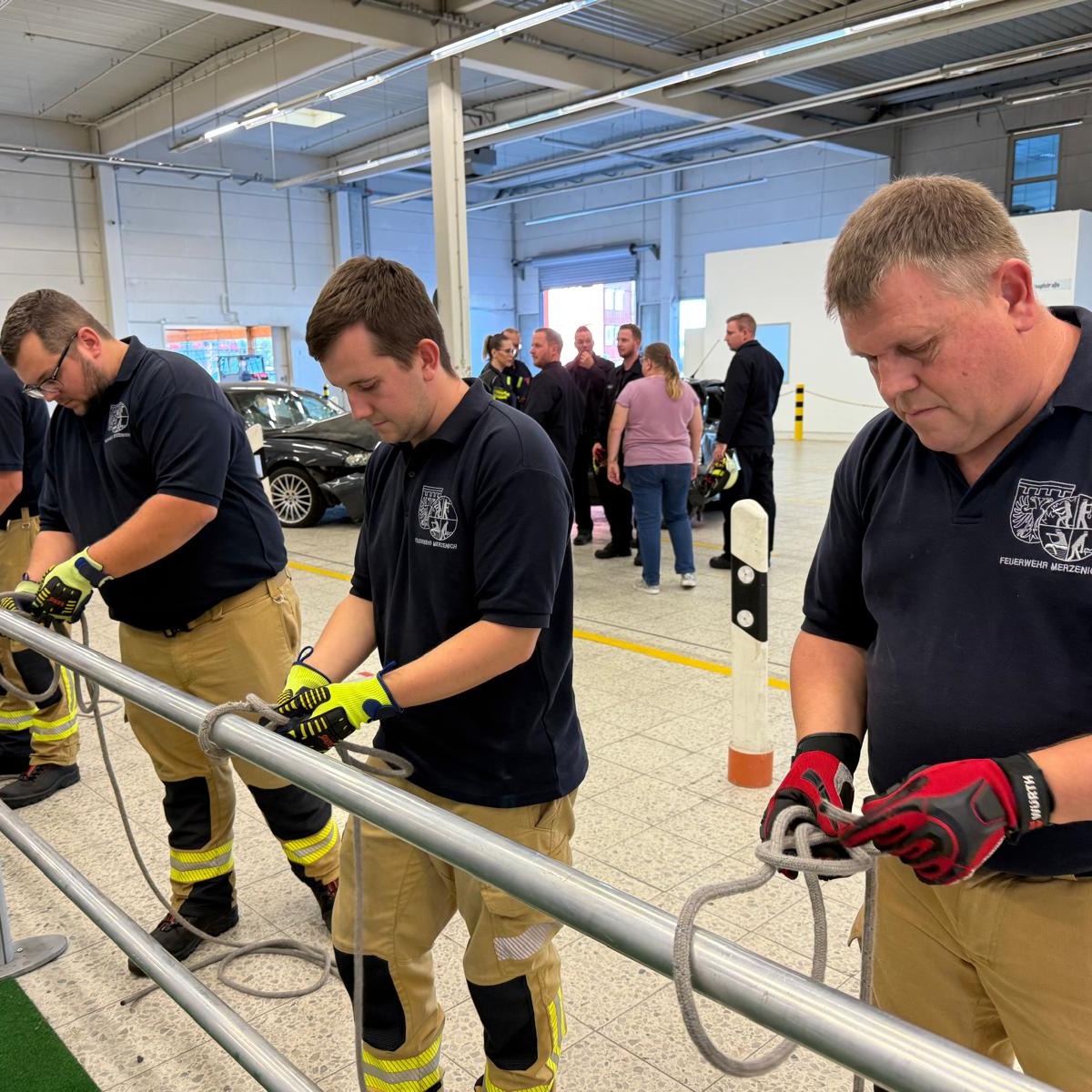🔥 Leistungsabzeichen 2025 – Erfolgreich gemeistert! 🔥
Gestern war es wieder soweit: Die Abnahme des Leistungsabzeichens nach den Vorgaben des Verbandes der Feuerwehren NRW stand im Kreis Düren an.
🚒 19 Gruppen aus verschiedenen Kommunen gingen an den Start – und das mit vollem Erfolg!
👩🚒👨🚒 127 Feuerwehrleute haben den Leistungsnachweis bestanden, darunter 20 Kameradinnen und Kameraden, die zum ersten Mal dabei waren. Richtig stark! 💪
Ein riesen Dank geht an die 26 Wertungsrichter, die für einen reibungslosen Ablauf gesorgt haben – und natürlich an die Jugendfeuerwehr Derichsweiler für den großartigen "Gastroservice"! 🙌
Alles in allem: Eine super erfolgreiche Veranstaltung mit tollen Leistungen und guter Stimmung.
Hier ein paar erste Eindrücke vom Wettbewerb 👇 (pb)