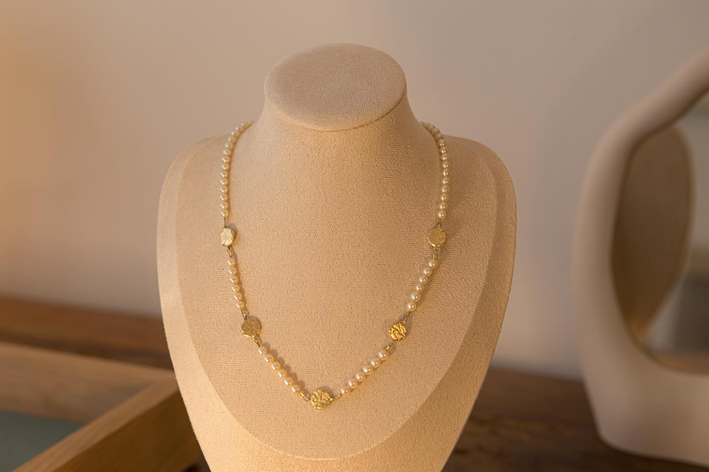 Eine Kette aus Südseeperlen und handgemachten Elementen aus massivem Gelbgold 🌟
#perlenschmuck #schmuckladen #göttingen #handgemachterschmuck