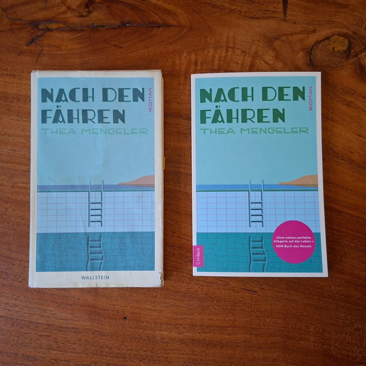 Good news: Ab sofort gibt es "Nach den Fähren" ( @wallsteinverlag ) auch als Taschenbuch bei @c.h.beckliteratur
(1+2) Hardcover schon etwas mitgenommen von vielen schönen Lesungen, Taschenbuch noch ganz druckfrisch
(3) Wie happy mich das macht (Symbolbild @chichi_aus_prinzip ♡)
(4-6) Pfau, Pfau, Pfau