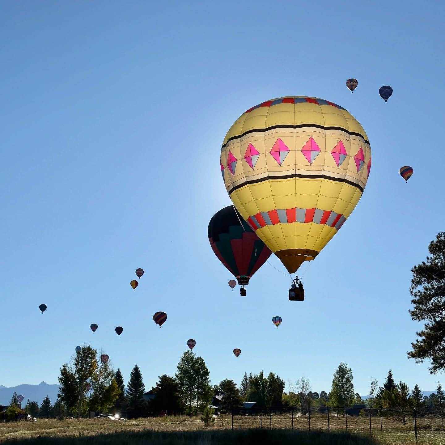 Nice to see over 2 dozen balloons out for the fest this year. Even a balloon eclipse! 🤣
.
.
#hotair #hotairballoon #pagosa #visitpagosa #pagosasprings #visitpagosasprings #colorado #visitcolorado #goodmorning