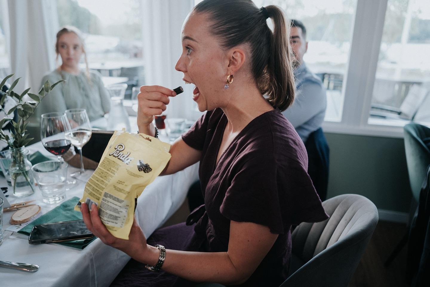 Mitä tulee lakuihin ja salmiakkiin, suhtaudun niihin intohimolla!😂♠️♣️🖤
Tämän otoksen nappasi 📸 @jussikoskela Mervin ja J-P:n ihanissa häissä. Lauran voittamat bingolakut maistuivat.😂
#liquorice #saltyliquorice #salmiakki #lakritsi