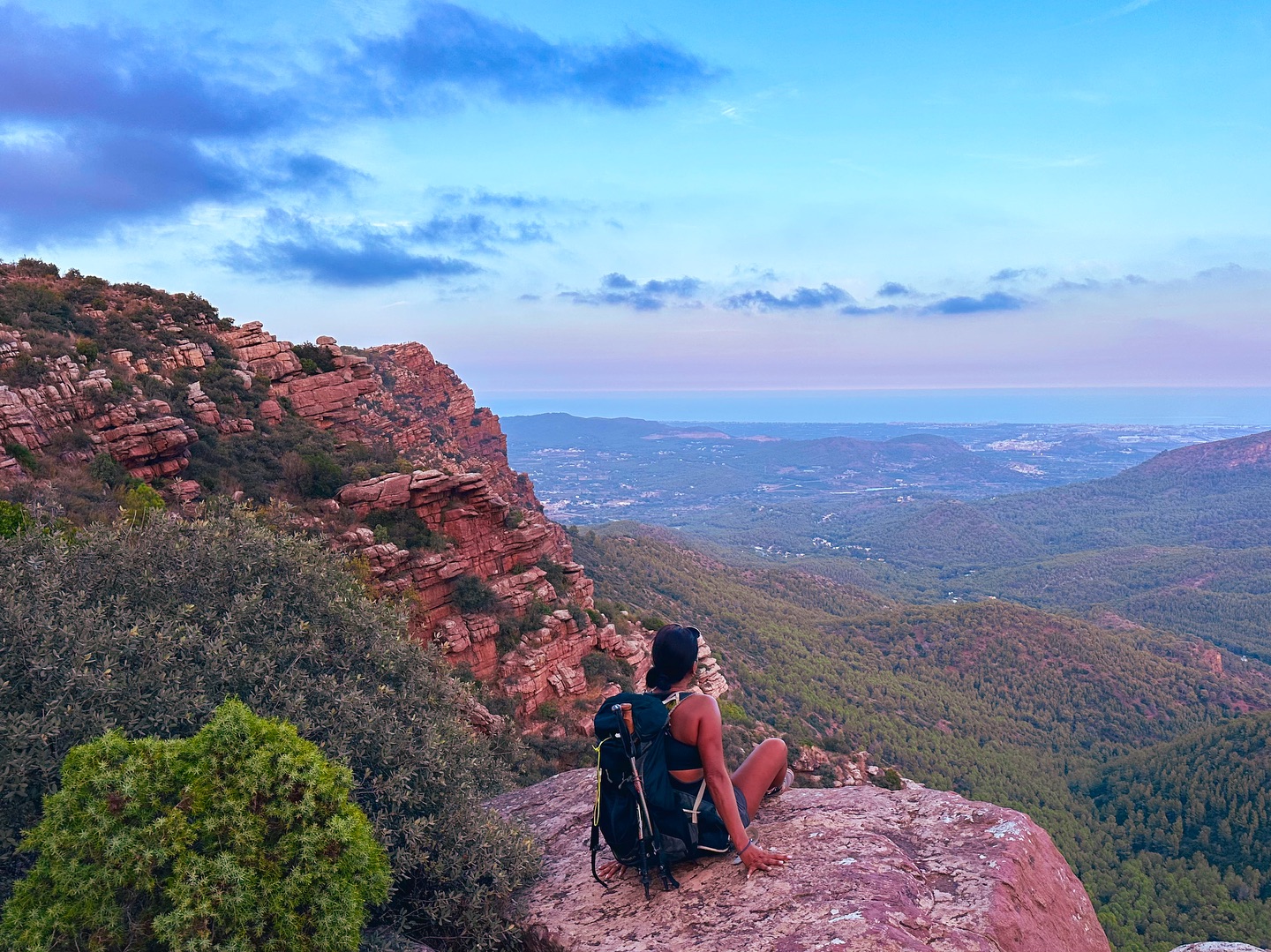 Valencia: city vibes in the morning, mountain trails by sunset ⛰️.
Valencia truly is the city that has it all — soak up culture, bask in the sun at the beach, and yes… escape into pure, untouched nature.
Just the other day, after a fun-filled morning bike tour with four amazing adventurers, we swapped wheels for hiking boots and set off for a late-afternoon hike.
Did you know we organize hikes just outside Valencia, too? We regularly scout the trails ourselves to make sure everything is safe and ready — because your adventure should be carefree, from start to finish.
And here’s the magic: after just a 40-minute drive, we found ourselves in a world that felt nothing like the city. The soundtrack? Chirping crickets, rustling leaves, and of course… our own laughter, clumsy moments, and the occasional playful curse.
Valencia is simply a dream — a place where you can go to bed happily exhausted, knowing you’ve lived a day full of sunshine, adventure, and stories worth telling.
So… ready to see more of Valencia? Let us take you on the best routes, guided by our passionate, knowledgeable guides — from vibrant city streets straight into the wild.
“Why choose between city and nature… when Valencia gives you both?”
Tours in DE/EN/ES/IT/FR/NL
.
.
#gezelligfietseninvalencia #valencia #gezelligvalencia #fietstour #biketour #hiking #hikinginspain #fietseninvalencia #weekendjeweg #cargobike #getinvolvedvalencia #bezienswaardighedenvalencia #bikerental #nederlandsegidsinvalencia #bezienswaardighedenvalencia #citytripvalencia #stedentrip #fietstocht #thingstodoinvalencia #visitvalencia #highlightsvalencia #winetasting #tapastour #paellacookingclass