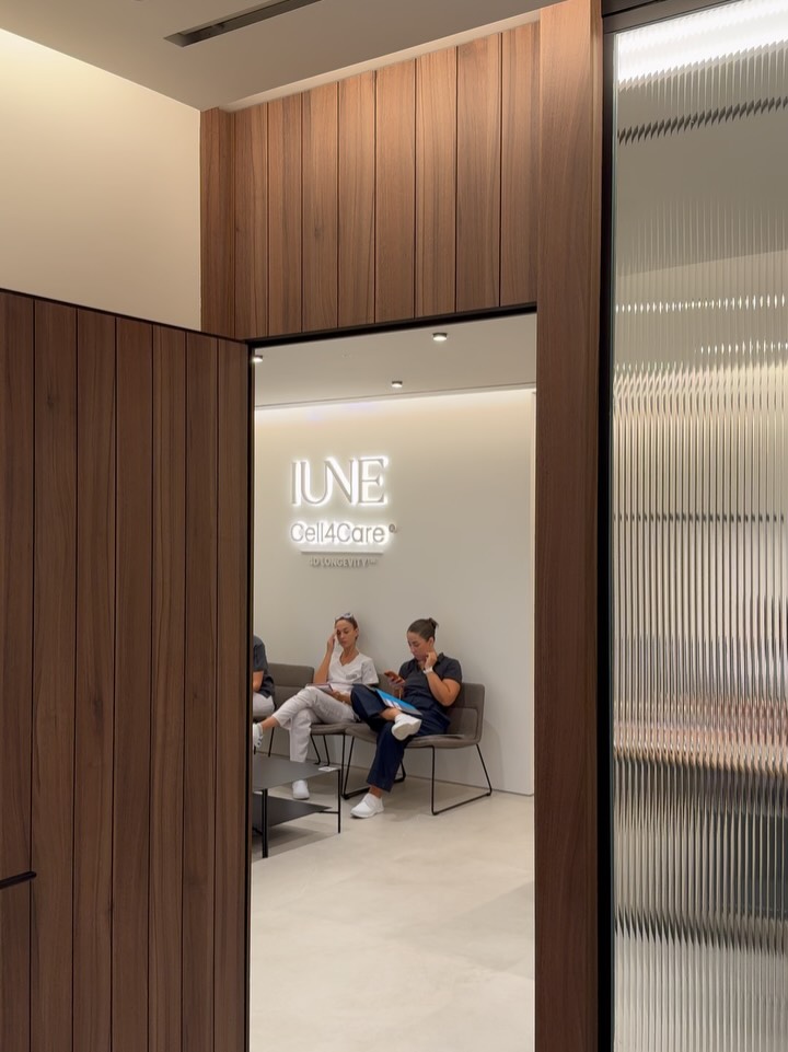 Individuelle Konfiguration für höchste Ansprüche – unsere PLM152 in Palma 🌴
Vor wenigen Tagen durften wir für unseren großartigen Kunden @iune_medical_center auf der wunderschönen Insel Palma de Mallorca eine individuell konfigurierte Dremenia PLM152 montieren.
Die Kammer wurde exakt nach Kundenwunsch ausgestattet – unter anderem mit einem integrierten Fernseher und einer hochwertigen Soundbar, um den Komfort während der Anwendung auf ein neues Level zu heben.
Was diese Installation besonders macht: Wir haben die gesamte Ausstattung gemeinsam mit dem Kunden geplant und gezielt auf seine Anforderungen zugeschnitten. Ob technische Sonderlösungen, räumliche Gegebenheiten oder individuelle Designwünsche – unser Ziel ist es immer, maßgeschneiderte Lösungen zu liefern, die exakt zu den Bedürfnissen unserer Partner passen.
Denn bei Dremenia steht nicht nur Qualität und Technologie im Fokus – sondern auch Service und Individualisierung auf höchstem Niveau.
Wir bedanken uns für das Vertrauen und die reibungslose Zusammenarbeit – und wünschen viele regenerative Stunden mit der neuen PLM152!