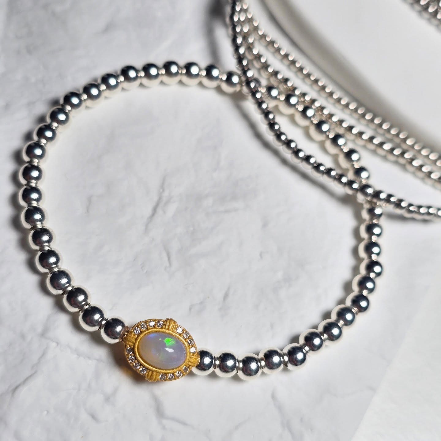 Colette ✨️
Silberarmband mit edlem Opal-Edelstein sowie Zirkoniasteine in vergoldeter ornamentaler ovaler Fassung. Das stilvolle Design verbindet schlichte Eleganz mit einem luxuriösen Akzent – perfekt für besondere Anlässe oder als zeitloser Alltagsbegleiter.
Material: Sterling Silber 925
Typ: Stretch Armband
Grösse: 17 cm
Edelstein: Opal und Zirkonia
Anhänger: 14 Karat vergoldet
Durchmesser Silberkugeln: 4 mm
🔮 Zum Stein:
Der Opal ist ein einzigartiger Edelstein mit schillerndem Farbspiel und gilt seit jeher als Stein der Inspiration und Lebensfreude. Er soll Kreativität und Spontanität fördern, das Selbstbewusstsein stärken und positive Energie in den Alltag bringen. Gleichzeitig steht der Opal für Liebe, Hoffnung und innere Harmonie – ein wahrer Glücksstein für Körper und Seele
#machic #sterlingsilver #armband #turmalin #14k #quality #handmadejewelry
#Schmuck #Schmuckliebe #Schmuckdesign #HandgemachterSchmuck #Luxusschmuck #Schmuckstücke #Silberschmuck #Goldschmuck #Edelsteinschmuck #Unikatschmuck #HandmadeJewelry #OpalSchmuck #TurmalinSchmuck #GranatSchmuck #Edelsteine