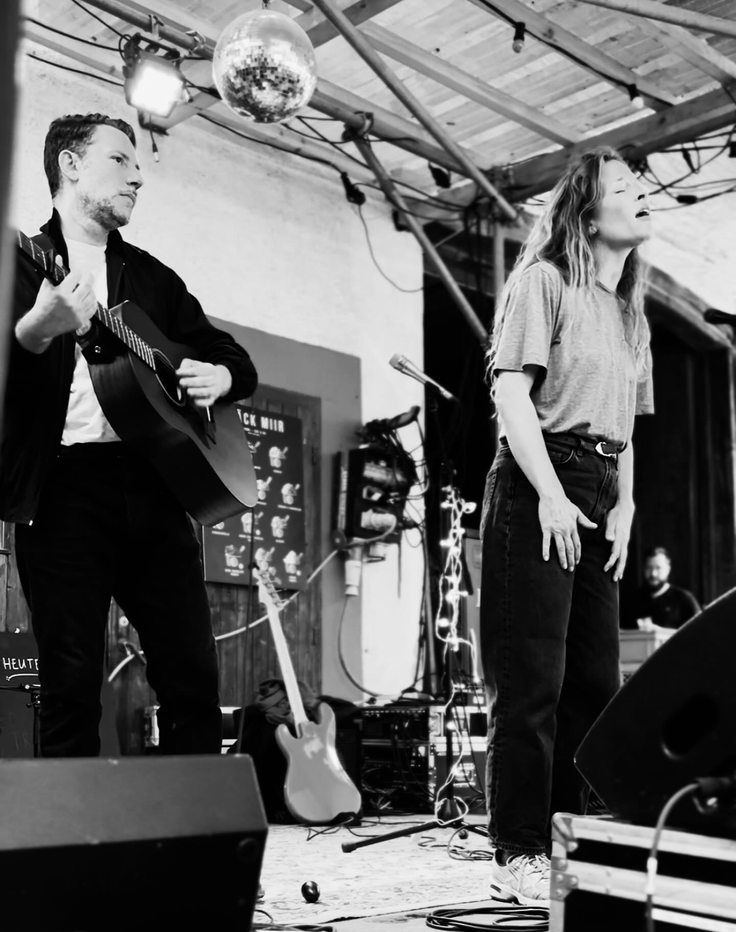 und mit diesem wunderschönen Konzert von Anna Rossinelli ist für uns die Konzertsaison auf dem Ochsenplatz Geschichte und wir verabschieden uns in die Herbst- / Winterpause. Kulinarisch und auch kulturell hat der Ochsen aber dieses Jahr noch einiges in petto und darauf freuen wir uns!
Wen würdest du denn gerne nächstes Jahr bei uns auf der Konzertbühne sehen? Schreib es unten in die Kommentare 😍👇
#annarossinelli #therossinellis #konzertimochsen #ochsenoltingen #ochsenmachtglücklich #kulturbaselland