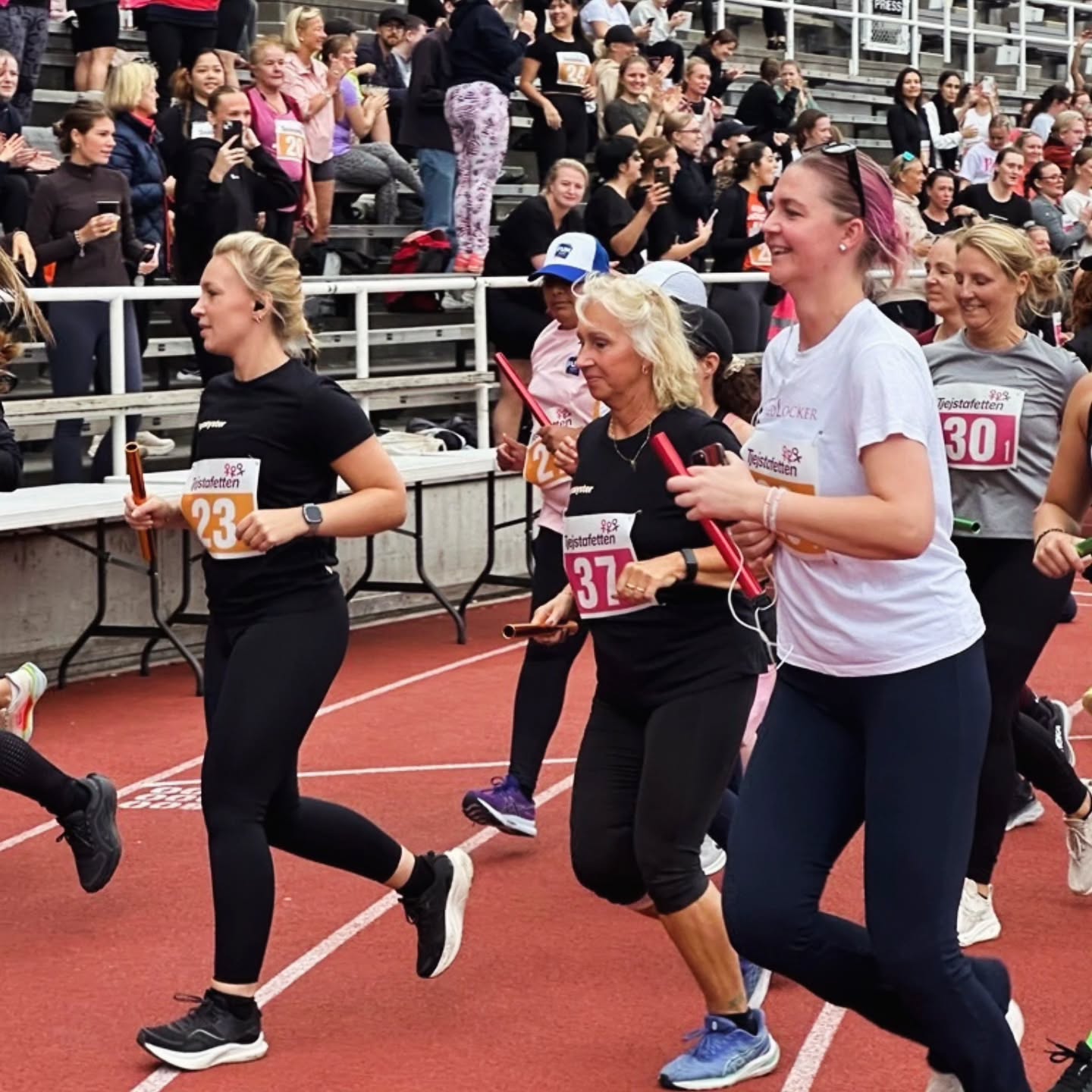 Igår spenderades stora delar av dagen inne på Stadion där @tjejstafetten gick av stapeln - Sveriges första kvinnliga stafettlopp. @storasyster_org hade med två lag, där Pillan startade i det ena laget och Marie i det andra 🏃💚
Vid varje växling skänktes en summa till organisationer med kvinnor och flickor i fokus ♀️💪✨
Enligt Pillan så är det endast vid ett fåtal tillfällen det här med att springa är nödvändigt:
1) Du blir jagad av någon/något och det finns risk att mista livet
2) Din katt/hund har smitit vid olämpligt tillfälle
3) Du hör glassbilen
4) Du samlar in pengar till något som gör världen till en lite bättre plats
(Ni hör ju, hon är inte ett speciellt stort fan av jogging utan pysslar hellre med andra träningsformer...)
Tack för en fantastiskt rolig dag!