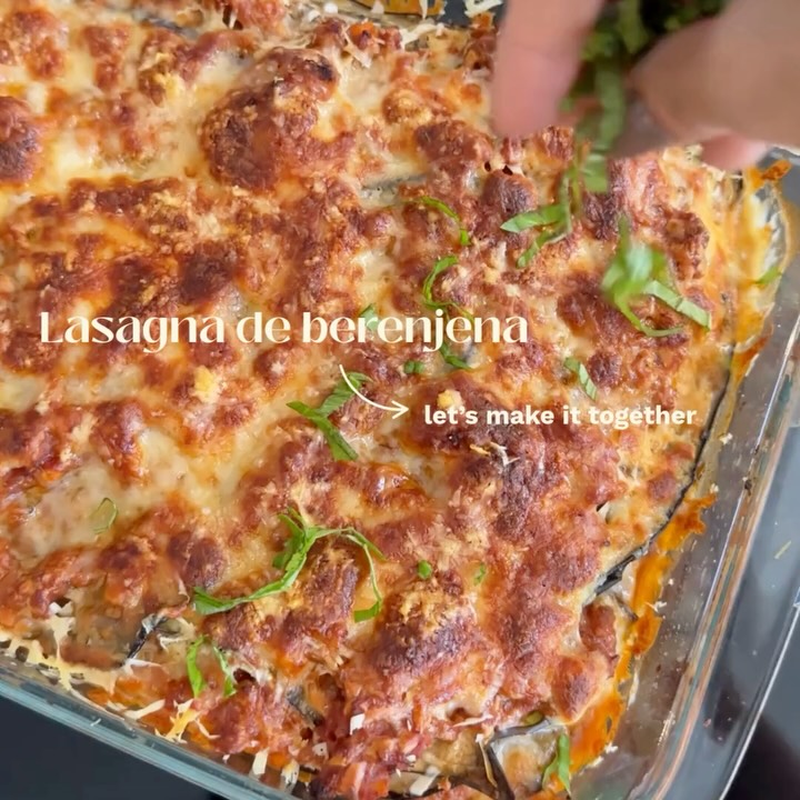 NUEVOOO FORMATO DE RECETAS🤌🏻👩🏼🍳👀 - y creo que estoy amándolo!!! Ustedes que opinan? Les gusta?
Lasagna de berenjena 🍆 🍅 de mis recetas favoritas!! No solo porque hacerla me alegra cualquier día, sino porque también siempre que la hago como lo mismo mínimo por 4 días más jaja.
Las medidas exactas que yo usé:
• 500 g de carne molida (250 de res y 250 de cerdo, si prefieres hacerlo solo de res también funciona)
• 400 g de passata de tomate
• 1 taza de agua
• Media zanahoria grande
• 2 ramas de apio
• Media cebolla blanca
• 4 berenjenas
Tip: mientras mas tiempo cocines el ragú, más rico quedará. Este lo cocine por 2 horas, pero normalmente lo hago por 4 horas a fuego bajo.
Enjoyyyy mis amores!
#berenjena #lasagna #healthyrecipe #easyrecipesathome
