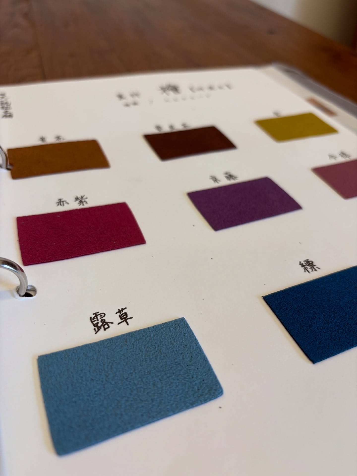 \NITEN LEATHER/#8 檜
当社では、お客様の好みに合わせて 牛革・山羊革・鹿革(ジビエレザー) など、様々な天然皮革から選択が可能です。
中でも「ジビエレザー」は、野生動物との共生や、廃棄を減らすサステナブルな選択肢としてご提案しています。
今回ご紹介するのは“檜”
人工的に作られたスエード生地です
吸水速乾性と耐摩耗性に優れた素材です。
また、色落ちもしにくくなってます。
#ジビエレザー #サステナブルレザー #鹿革 #オーダー靴 #職人の仕事 #二天一流総本舗 #レザークラフト #革製品 #niten