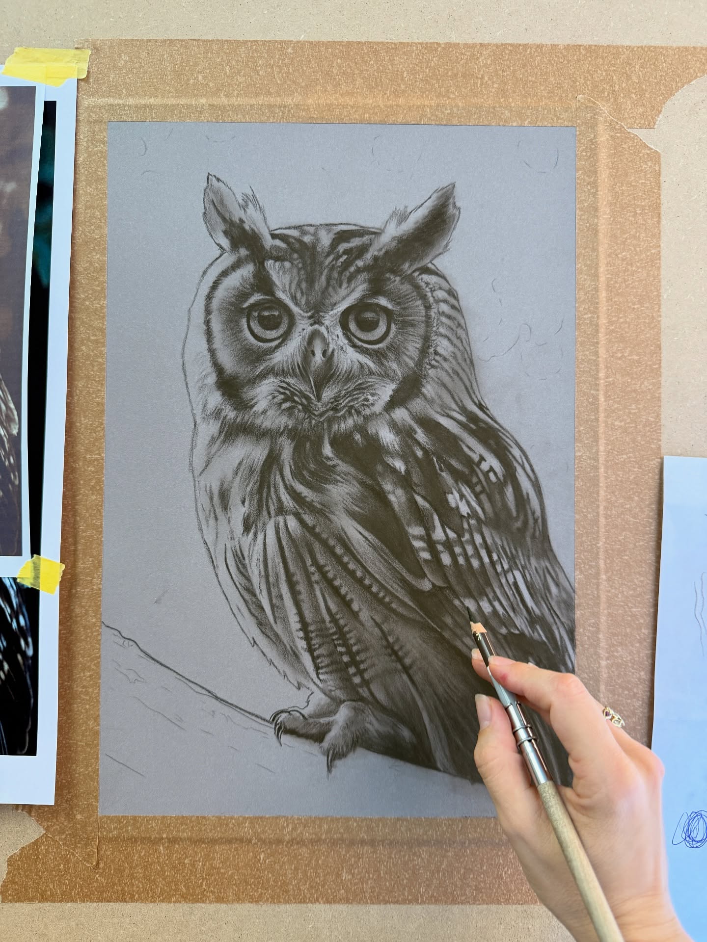 Drawing the #owl with soft pastels in these days in Piacenza 🖍️ Such a funny job!
#softpastels @stabiloitaliaofficial #Carbothello on @pastelmat_clairefontaine
#drawingworkshop #pastello #pastellimorbidi #softpastel #drawing #disegnare #gufo #animaldrawing #disegno #pastelli #pastelmat #realism #hyperrealism #artistoninstagram #alessandrapagliuca #owl