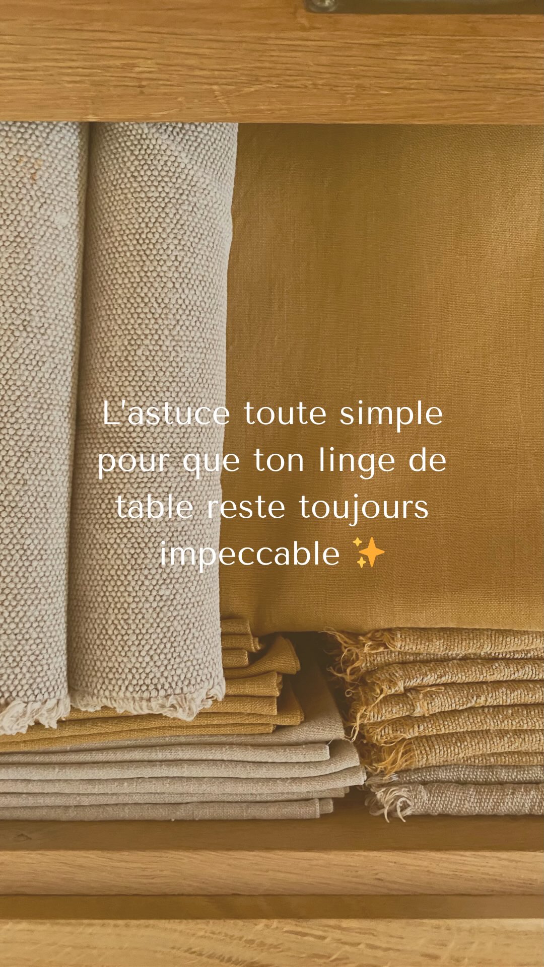 J’adore ouvrir ce tiroir et retrouver mon linge de table bien rangé ✨.
Les nappes, les serviettes et les sets de table en lin sont toujours prêts pour dresser la table.
J’ai trouvé une astuce toute simple pour ranger mon linge de table dans un tiroir : 2 couleurs maximum et quand j’ouvre le tiroir, je sais en un clin d’œil ce que je vais y trouver 🙌🏻.
Et toi, tu ranges ton linge de table comment ?
#lingedetable #astucerangement #linlavé #vieauthentique #décoessentielle #linbelge #matierenaturelle #artisanatbelge #nappeenlin #serviettedetable