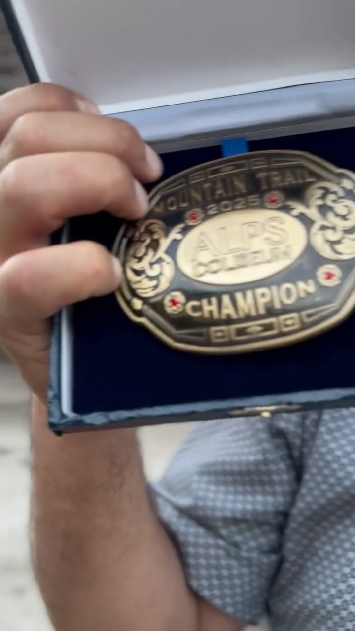 ✨ La splendida fibbia del Mountain Trail di quest’anno è stata resa possibile grazie al sostegno di Maurizio! Un enorme GRAZIE per questa bellissima sponsorizzazione! 🙏🤍