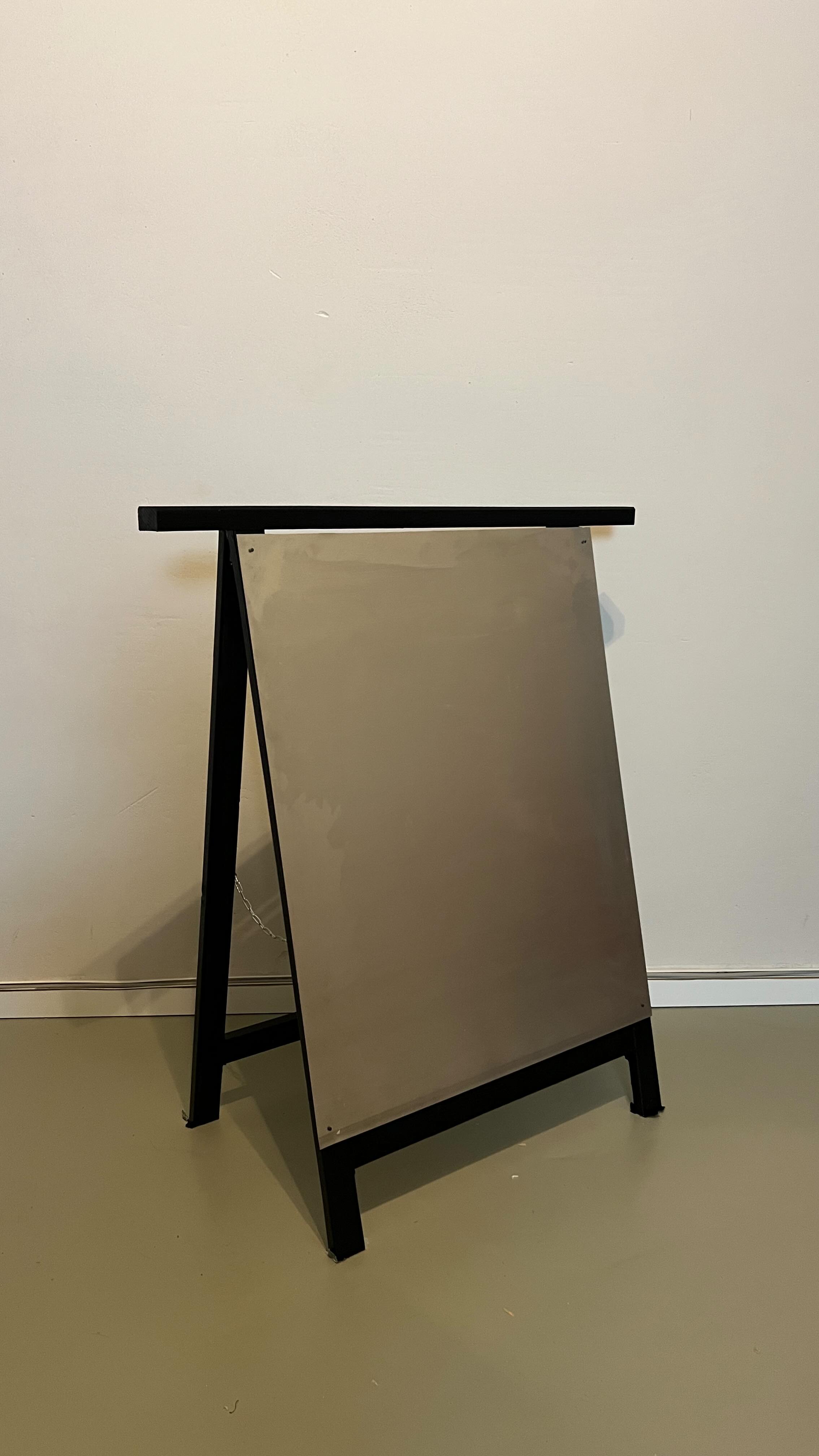 Today: sidewalk signs!!
Did you know that they are so expensive?? Even some cheap aluminium ones that I found second hand were almost 100€… so it was time for a DIY again.
Let me know what I should write on it, still haven’t decided yet…