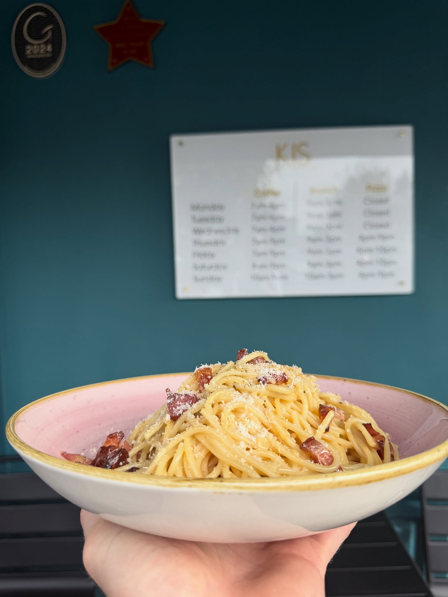 KIS A CARBONARA
Carbonara Italian Style
Spaghetti, Guanciale Cooked in Fresh Free Range Eggs & Pecorino Topped with Black Black Pepper And A Side Of Garlic Ciabatta From The Yellow Door