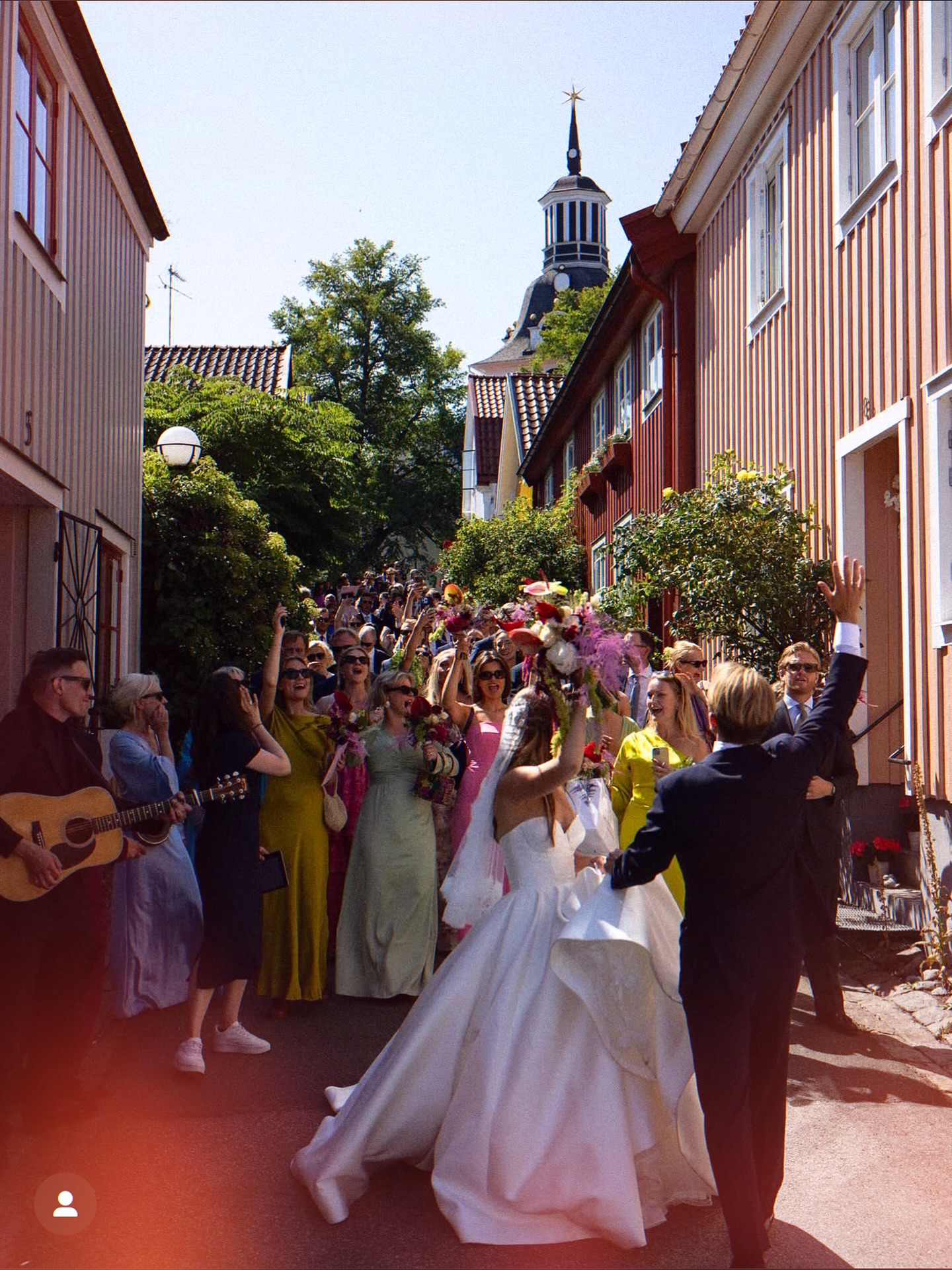 Så här minns vi ett av sommarens härligaste bröllop! Vi fick vandra med bröllopsföljet och vara lekledare med sång och musik. Det var leksugna bröllopsgäster!
@mikaelacornelia @mgsfleetwood
Foto: @kegen
