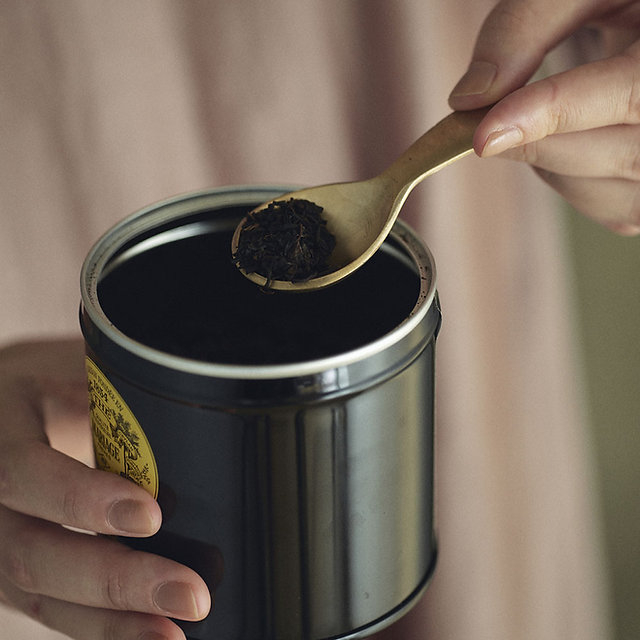 Un petit accessoire qui fait toute la différence ✨
Cette cuillère à thé en laiton Fog Linen Work est à la fois pratique et élégante.
Parfaite pour doser le thé, le café, le sucre ou même les épices 🌿
On aime son éclat doré qui se patine joliment avec le temps.
👉 Disponible dès maintenant dans votre boutique en ligne www.lesjoliesemplettes.com #cuillerelaiton #foglinenwork #lesjoliesemplettes #rituelthé #artdelatable #accessoirescuisine #cuisinedurable #ecoresponsable #objetsduquotidien #faitmain #vaisselledurable #slowliving #cuisineauthentique #thetime #coffeelovers #tealovers #boissonchaude #rituelcafé #tableinspiration #maisondurable #inspirationmaison #decoethique #zerodechet #cuisinedurable #designjaponais #artisanat #ustensilesdecuisine #kitcheninspo #decointerieur #momentdetente