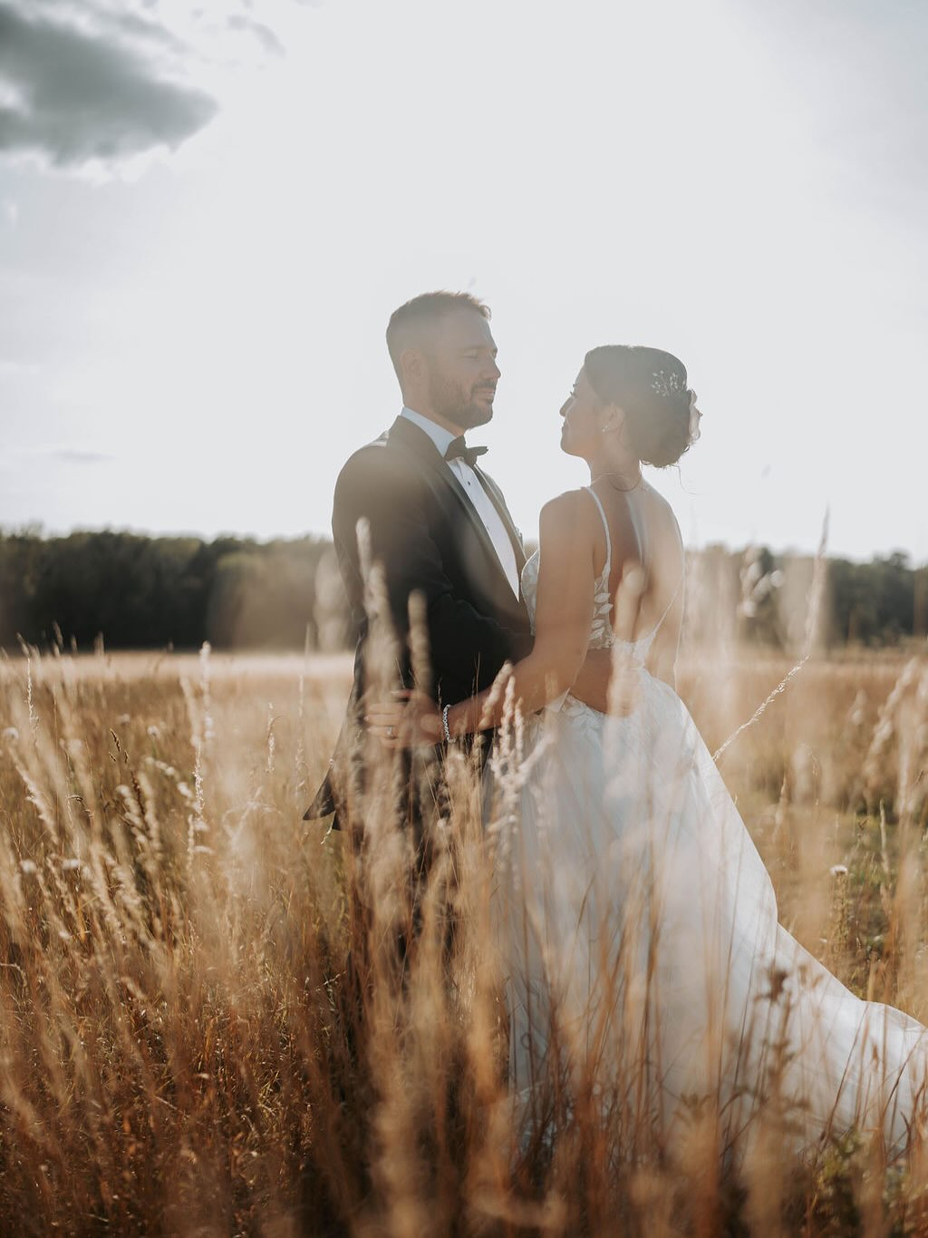Absolutely in love with these gorgeous photos of beautiful Mairead on her wedding day ❤️
@highbillinghurstfarm
@sophie_bagnall_photography
@flowersjuliette
#countrywedding #countryweddinghair #wedding #bride #bridehairstyle #bridebun #bridalmakeup #bridal #weddinginspiration #weddingmakeup #bridalhairstylist #bridalmakeup #surreywedding #surreyweddinghair #surreyweddingmakeup