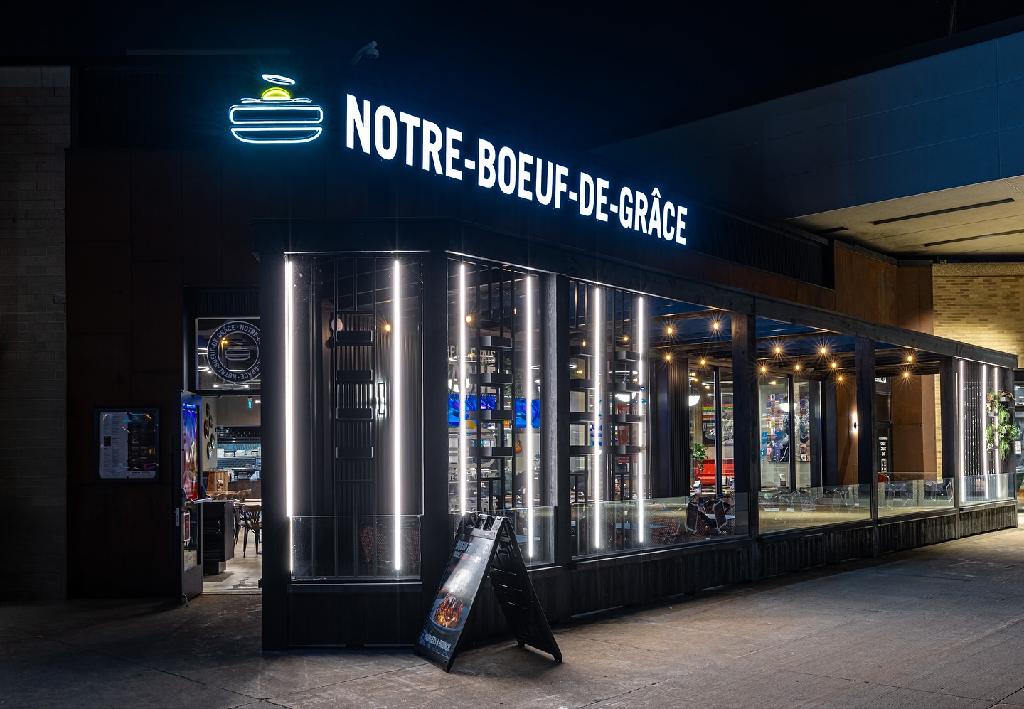 Project: @notreboeufdegrace
Address: CF Carrefour Laval @cfcarrefour
Designed by: @idcadesign_jabalibrothers_ @majd_jabalibrothers_ @jean_jabali
Photos: @auravisionproduction
🌐 www.idca.design
Because every great restaurant deserves a design as unique as its flavor 🍔✨
➡️ Ready to bring your dream project to life? Let’s design it together—call us today!
#restaurant #laval #bestrestaurant #cafe #restaurantdesign #montreal #designer #burger #smashedburger #jabalibrothers