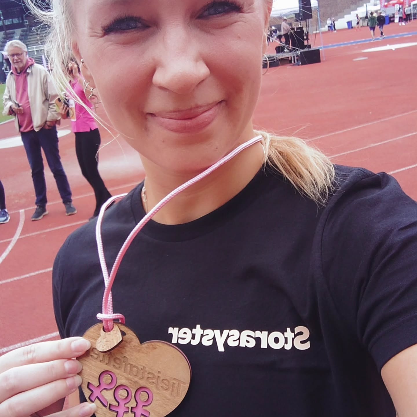 Igår spenderades stora delar av dagen inne på Stadion där @tjejstafetten gick av stapeln - Sveriges första kvinnliga stafettlopp. @storasyster_org hade med två lag, där Pillan startade i det ena laget och Marie i det andra 🏃💚
Vid varje växling skänktes en summa till organisationer med kvinnor och flickor i fokus ♀️💪✨
Enligt Pillan så är det endast vid ett fåtal tillfällen det här med att springa är nödvändigt:
1) Du blir jagad av någon/något och det finns risk att mista livet
2) Din katt/hund har smitit vid olämpligt tillfälle
3) Du hör glassbilen
4) Du samlar in pengar till något som gör världen till en lite bättre plats
(Ni hör ju, hon är inte ett speciellt stort fan av jogging utan pysslar hellre med andra träningsformer...)
Tack för en fantastiskt rolig dag!