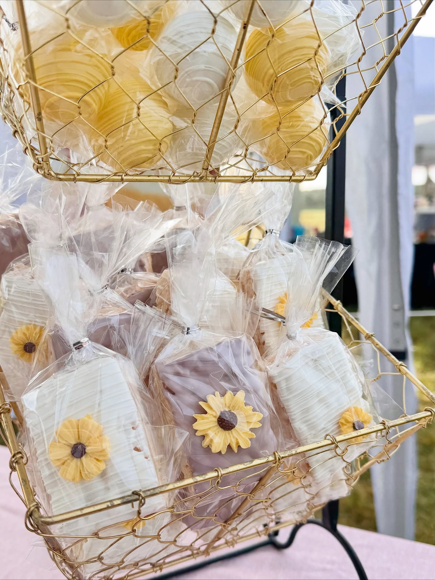 So SWEET hanging out at @hollandridgefarms today 💛🌻 Did you miss us?! Don’t worry! Catch us at OKTOBERFEST in Red Bank October 11th hosted by @asburyfresh 🤍
•
#vendor #holland #farmersmarket #supportsmall #supportlocal #baker #njsmallbusiness #share