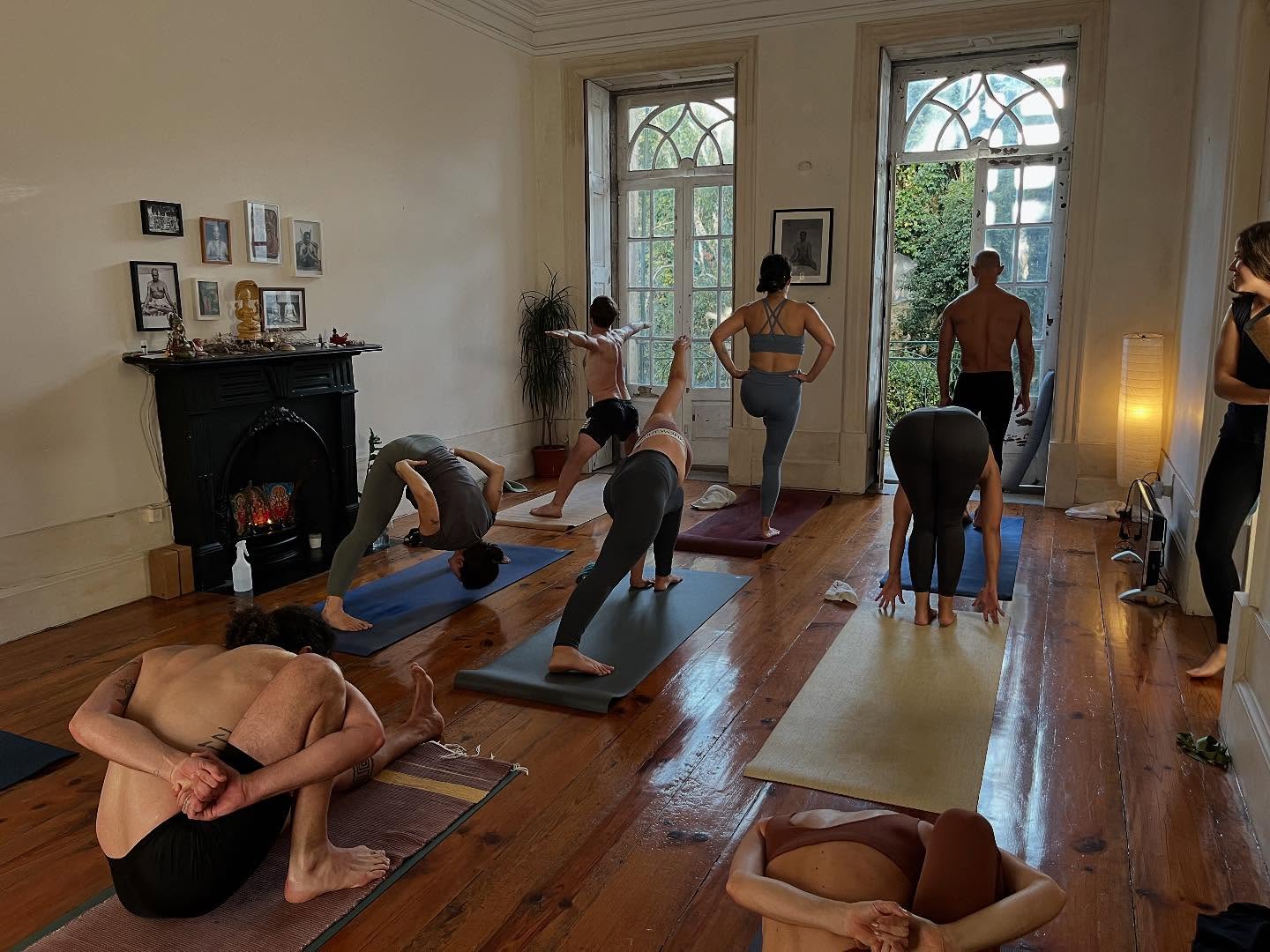 Amanhã , domingo, 21 de setembro, é dia de Lua Nova 🌙 — dia de descanso da prática de āsana.
…
A Lua Nova em Virgem representa um período de renovação nas áreas de organização, saúde e bem-estar. A energia virginiana é prática, analítica e detalhista, incentivando-te a criar ordem e eficiência na tua vida.
Durante esta Lua Nova, és motivado a definir intenções que promovam a saúde física e a cura emocional, adotando hábitos que melhorem a tua qualidade de vida. Este é um momento propício para iniciar novos projetos que envolvam o cuidado com o corpo e a mente, implementando rotinas saudáveis e práticas de autocuidado. A energia de Virgem também favorece a organização de espaços e tarefas, ajudando-te a alcançar os teus objetivos com mais eficiência.🙏🏻
✨Vem praticar:
—Aula Mysore—
• 7:00-9:30 (Segunda a Sexta)
• 18:15-20:15 (Seg/Qua/Sex)
—Aula Guiada—
• 9:30 (Sábado)
#ashtangayoga #ashtangayogaporto #ashtangacommunity #yogaporto #yogapractice #yogaportugal #newmoon