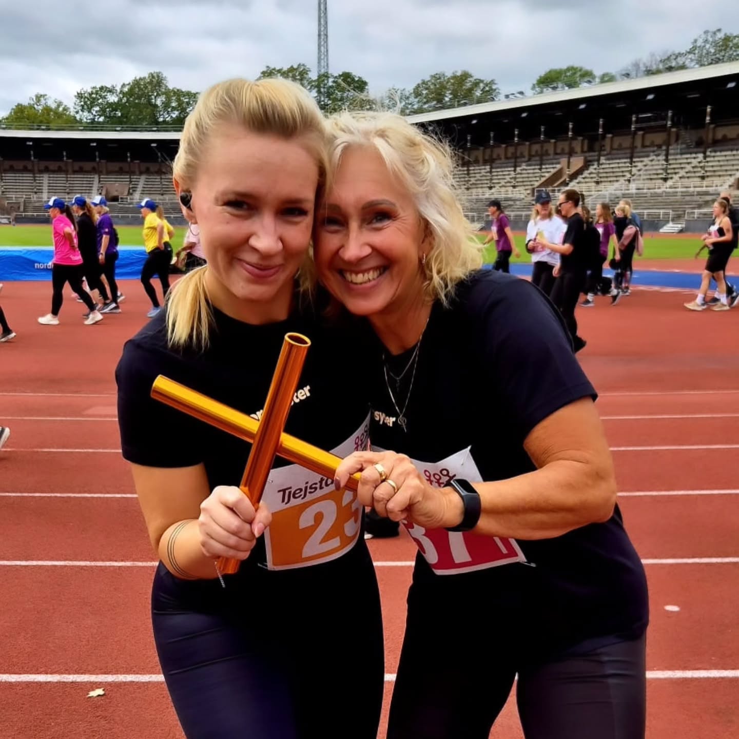 Igår spenderades stora delar av dagen inne på Stadion där @tjejstafetten gick av stapeln - Sveriges första kvinnliga stafettlopp. @storasyster_org hade med två lag, där Pillan startade i det ena laget och Marie i det andra 🏃💚
Vid varje växling skänktes en summa till organisationer med kvinnor och flickor i fokus ♀️💪✨
Enligt Pillan så är det endast vid ett fåtal tillfällen det här med att springa är nödvändigt:
1) Du blir jagad av någon/något och det finns risk att mista livet
2) Din katt/hund har smitit vid olämpligt tillfälle
3) Du hör glassbilen
4) Du samlar in pengar till något som gör världen till en lite bättre plats
(Ni hör ju, hon är inte ett speciellt stort fan av jogging utan pysslar hellre med andra träningsformer...)
Tack för en fantastiskt rolig dag!