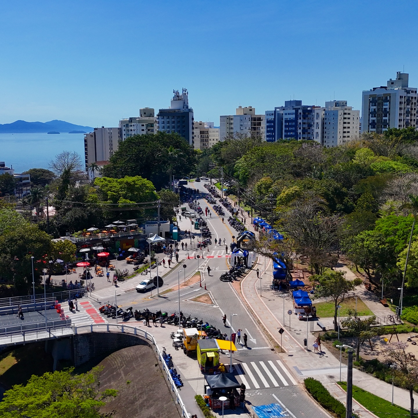 Imagem aérea, +1.000 pessoas reunidas no Floripa Moto Day. A Ilha vibrou ao som dos motores.
#FloripaMotoDay #1000Motociclistas #DuasRodas #Motociclismo #IlhaDaMagia #MotoLife