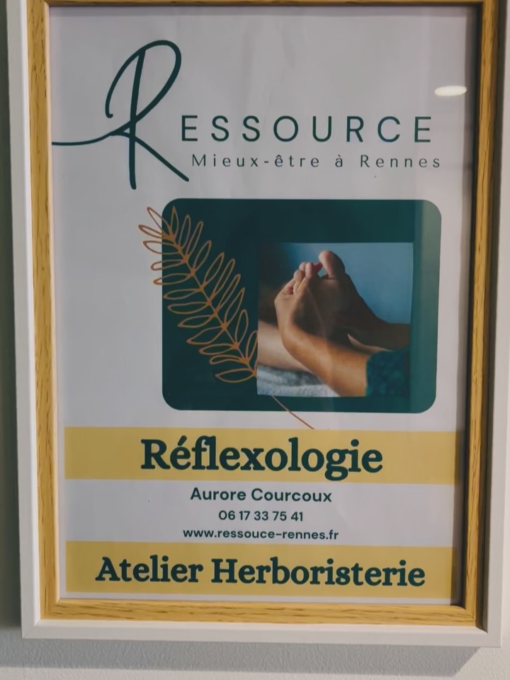 👋🏾 Aujourd’hui visite du cabinet @ressource.aurore 🔆
Un lieu cocon pour des séances de réflexologie plantaire, idéales à chaque changement de saison pour retrouver une belle énergie 🔥
Bienvenue au Quadri #rennes #blosnerennes
J’aime beaucoup ce lieu partagé.
Un bâtiment apaisant et vivant situé un pied du métro Le Triangle.
Au rez-de-chaussée une librairie, une coopérative alimentaire bio, un café, restaurant. Aux étages, des entreprises et associations de l’économie sociales et solidaires 🔆
Ici pas de salles d’attente si vous arrivez avec un peu d’avance, mais un beau salon pour faire une pause avant votre séance et notre première rencontre.
Et si vous êtes courageux et curieux… privilégiez l’escalier 👌🏽 vous découvrirez la magnifique fresque d’Arthur -Louis Ignoré @ilta.studio.
Je suis fan 🤩
À bientôt et au plaisir de vous accueillir prochainement pour une heure de détente … et un moment suspendu 🔆
Prise de rendez-vous :
www.ressource-aurore.fr
Ou Planity
Aurore Courcoux Réflexologue Rennes
#rennes #vitalite #reflexologie #rennesmaville #rennescestbien #detente😎 #ressourcement #meridien #bienetrenaturel #pause