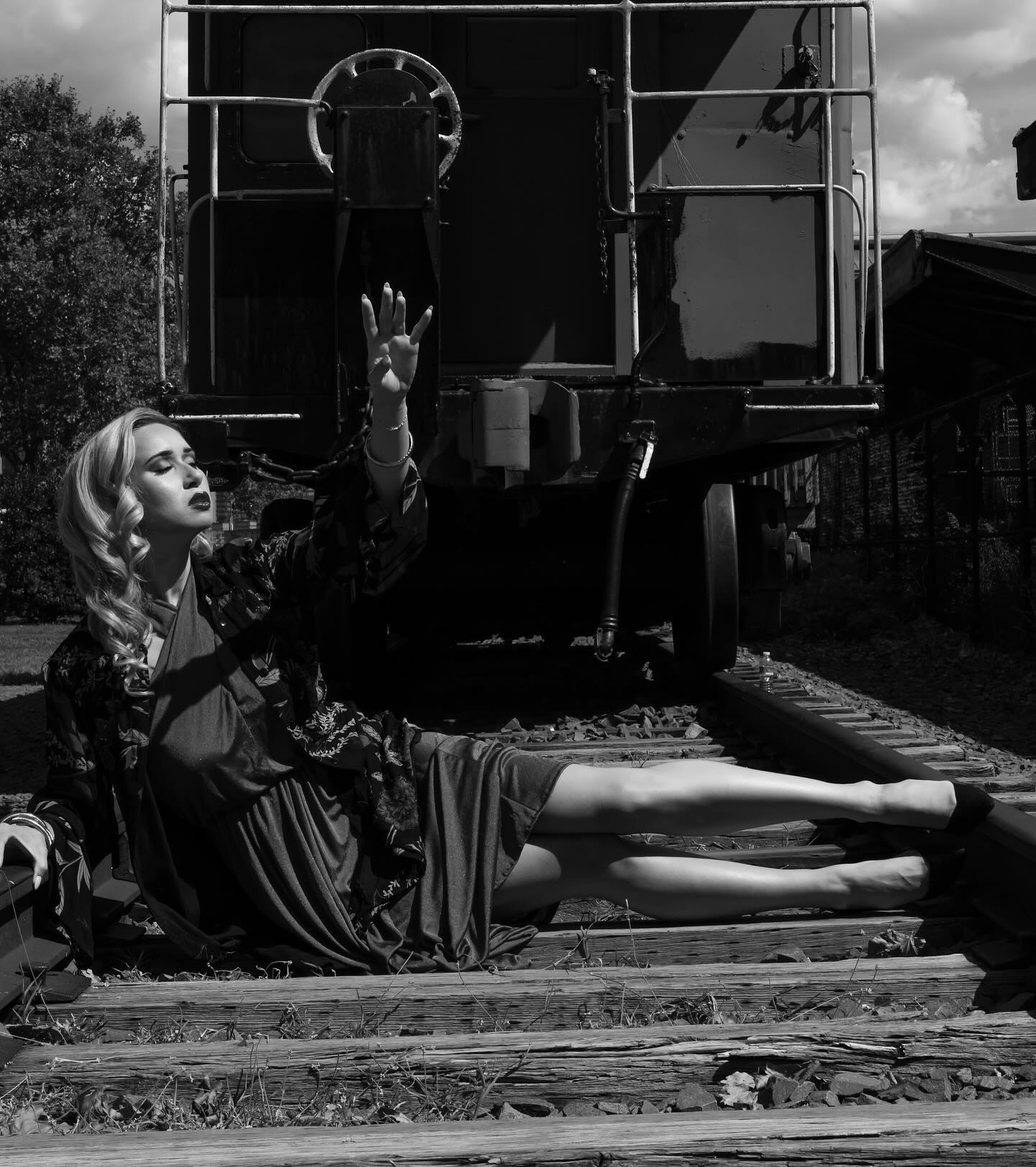 … How A Flower Blossoms In The Spring ‘n’ Frays In Fall Only To Die In The Winter Then Reign Through The Sunnier Days
Amazing Team:
👗: @shoppncvintage
💄: @vanessaalasmua
💇🏾♀️: @hairbymabell1
📸: @starfredophotography99
💃🏼: @nora.bdg